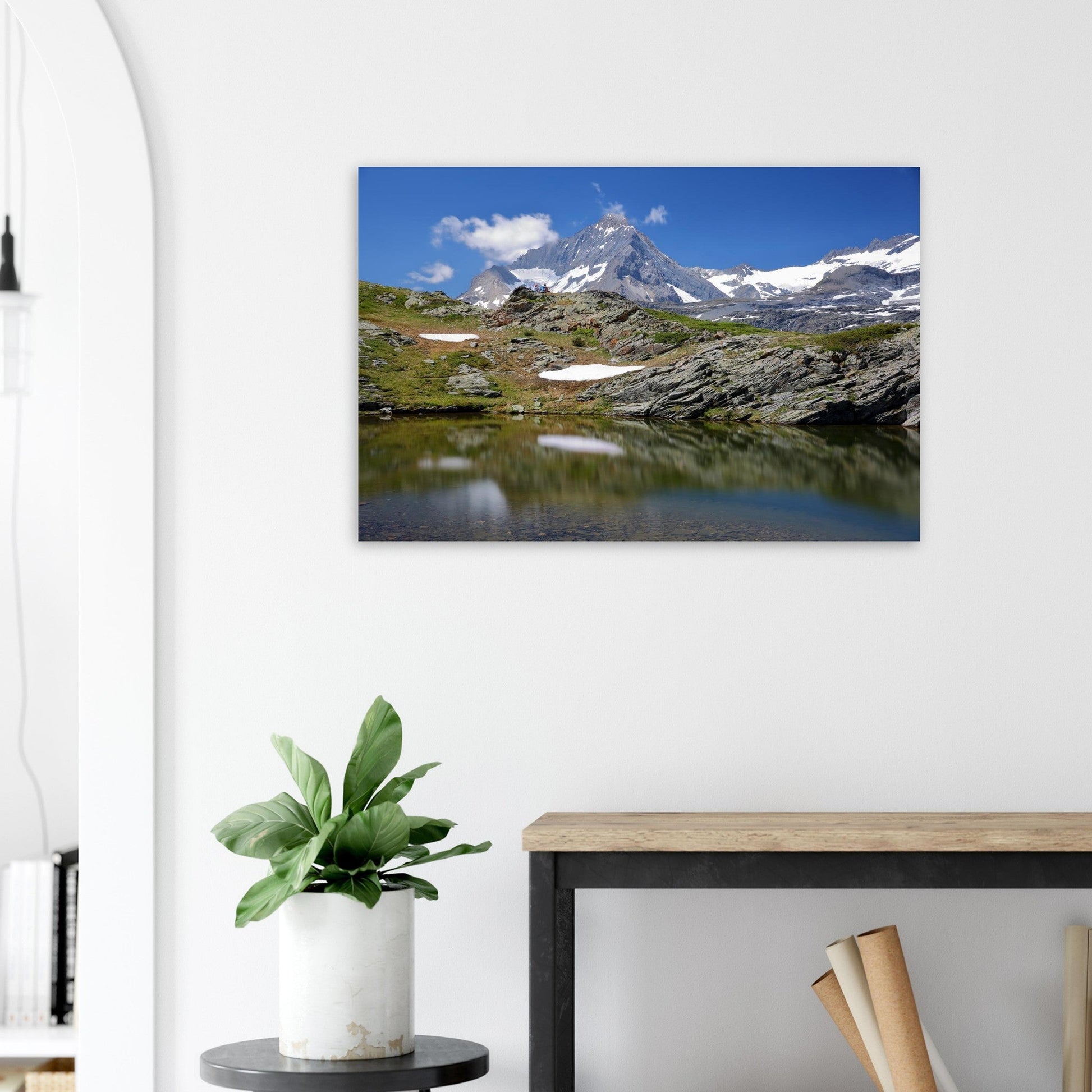 Tableau photo des Lacs de Bellecombe face à la Dent Parrachée sur aluminium Dibond mat, présenté dans un intérieur