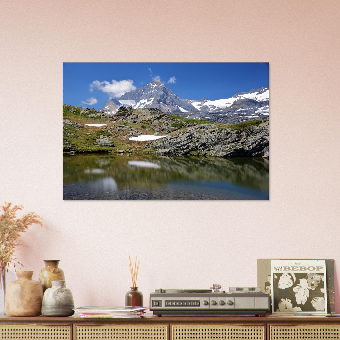 Tableau photo des Lacs de Bellecombe face à la Dent Parrachée sur aluminium Dibond mat, exposé dans une chambre