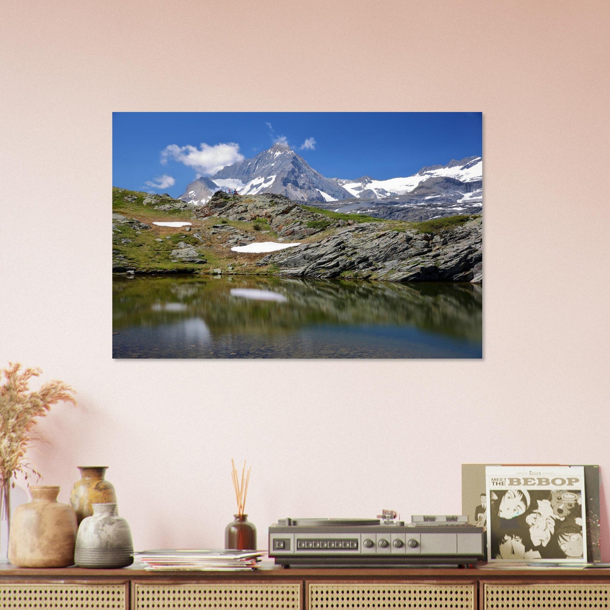 Tableau photo des Lacs de Bellecombe face à la Dent Parrachée sur aluminium Dibond mat, exposé dans une chambre