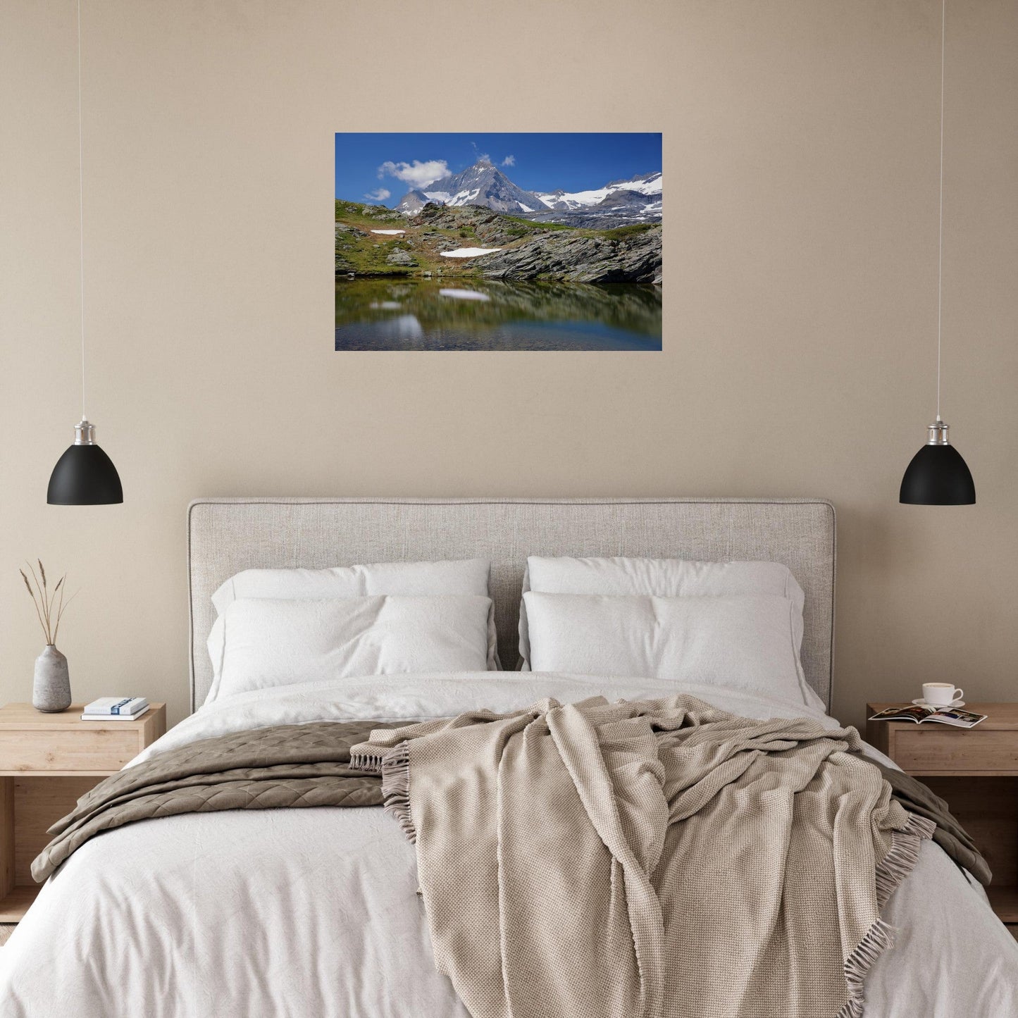 Tableau photo des Lacs de Bellecombe face à la Dent Parrachée sur aluminium Dibond mat, présenté dans un espace de vie