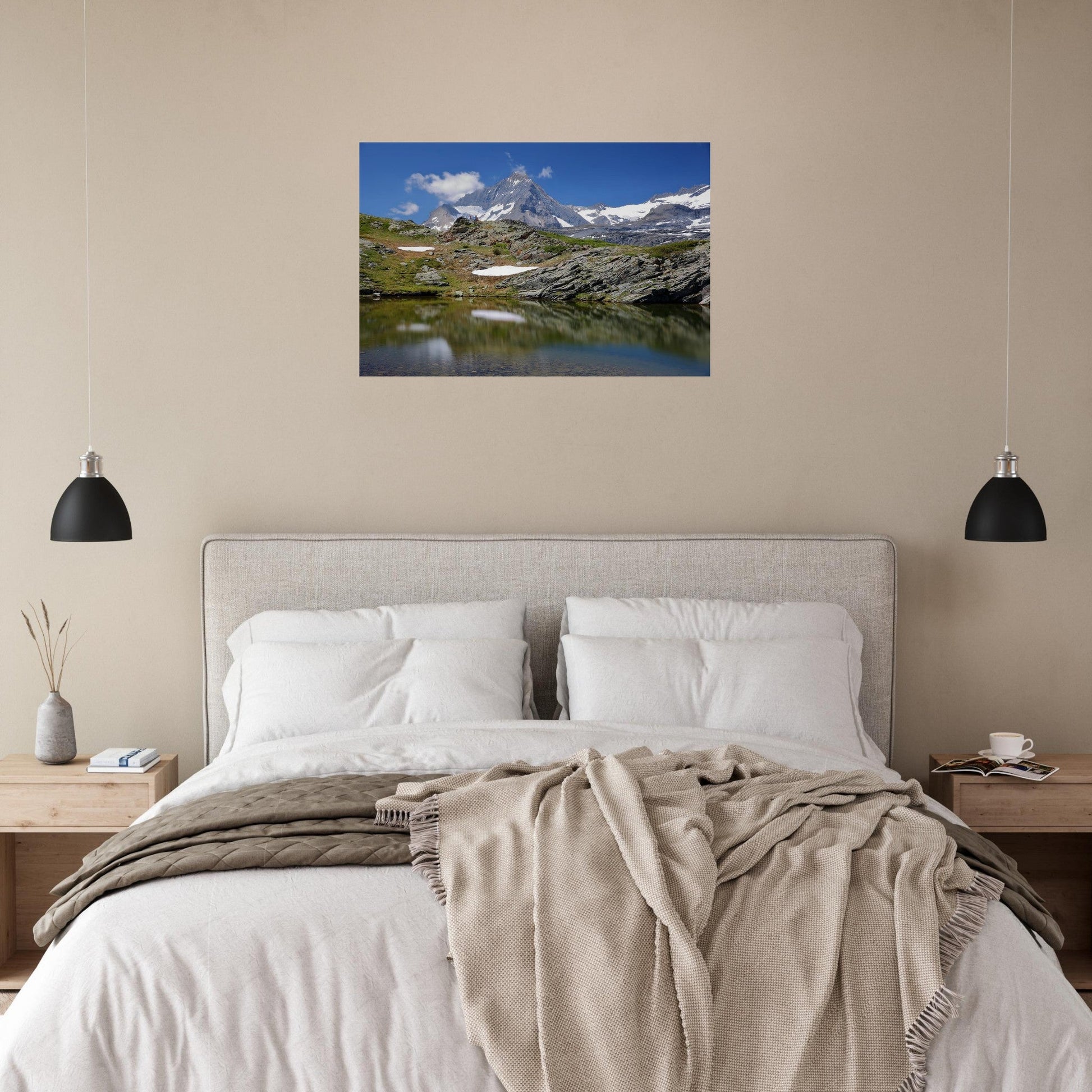 Tableau photo des Lacs de Bellecombe face à la Dent Parrachée sur aluminium Dibond mat, présenté dans un espace de vie