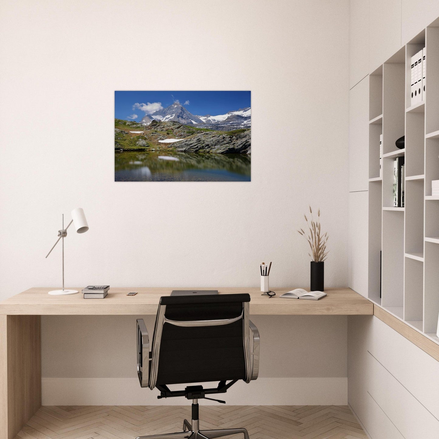 Tableau photo des Lacs de Bellecombe face à la Dent Parrachée sur aluminium Dibond mat, mis en scène dans une cuisine moderne
