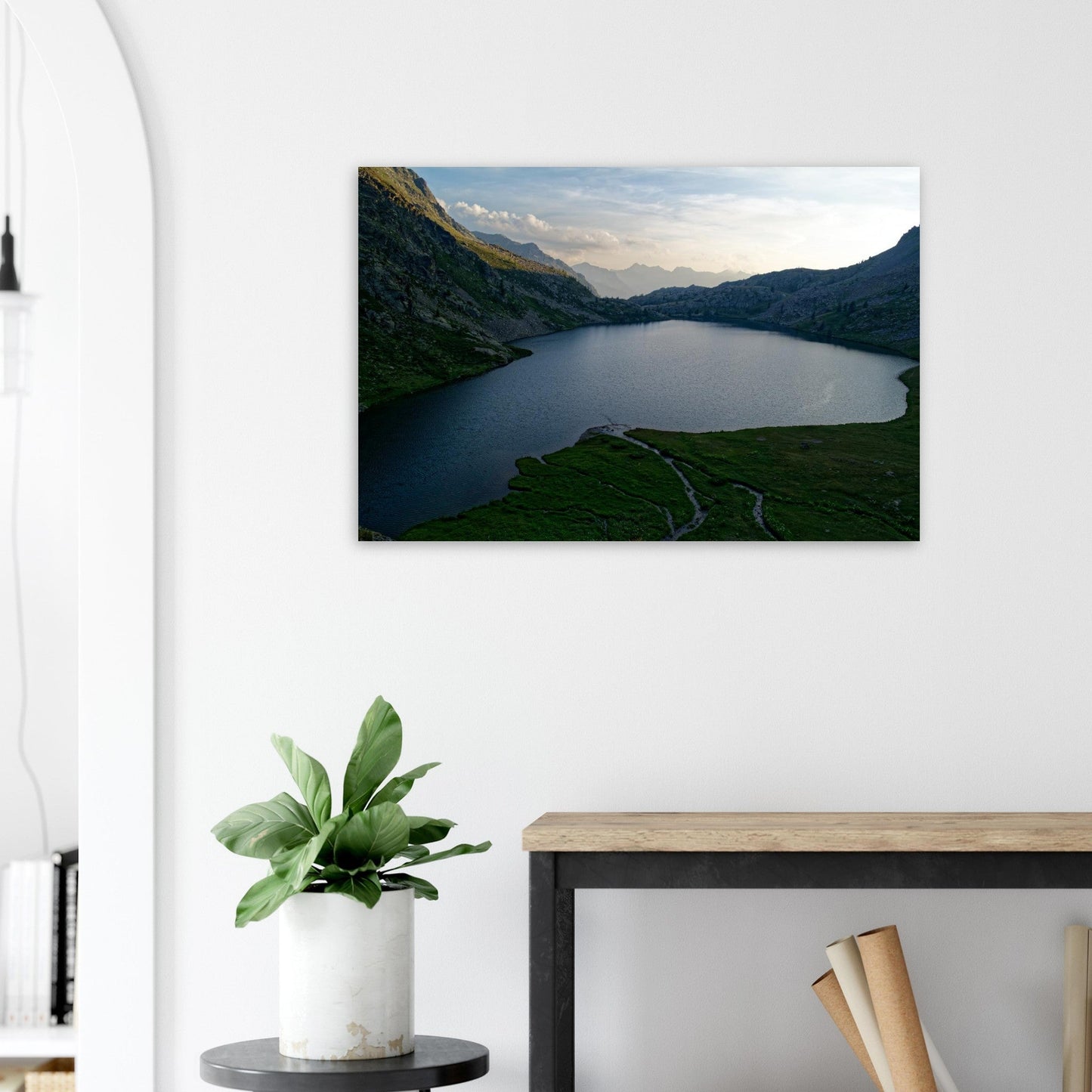 Tableau photo des lacs de Vens au coucher du soleil sur aluminium Dibond mat, présenté dans un espace de vie