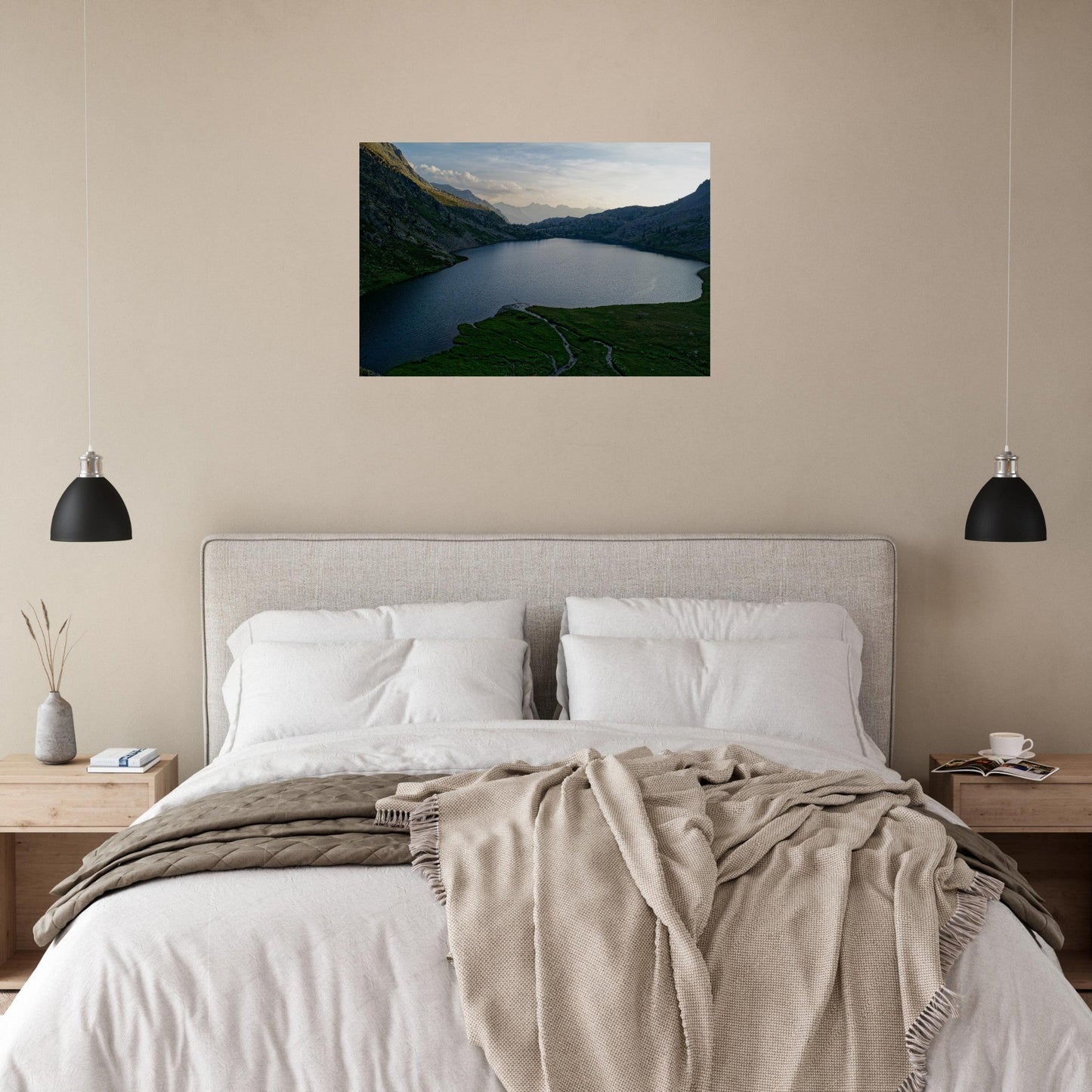 Tableau photo des lacs de Vens au coucher du soleil sur aluminium Dibond mat, accroché sur un mur clair