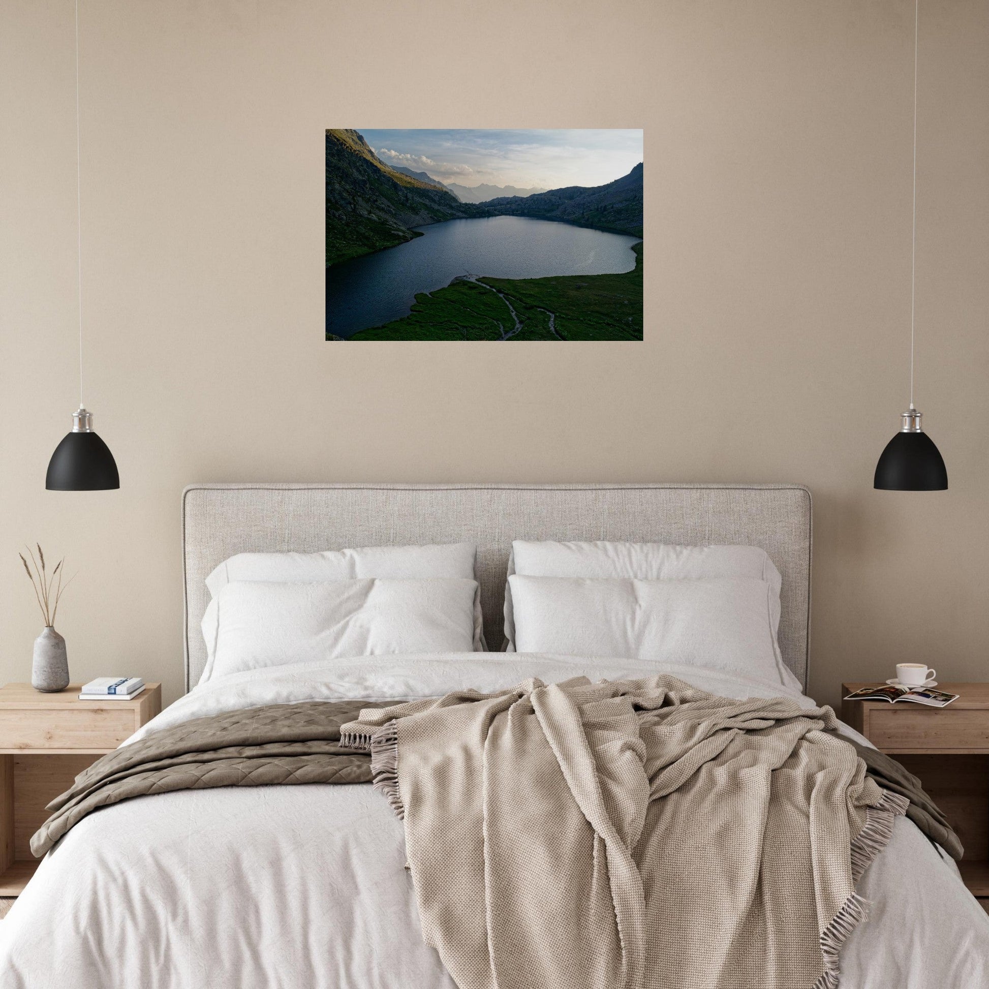Tableau photo des lacs de Vens au coucher du soleil sur aluminium Dibond mat, accroché sur un mur clair