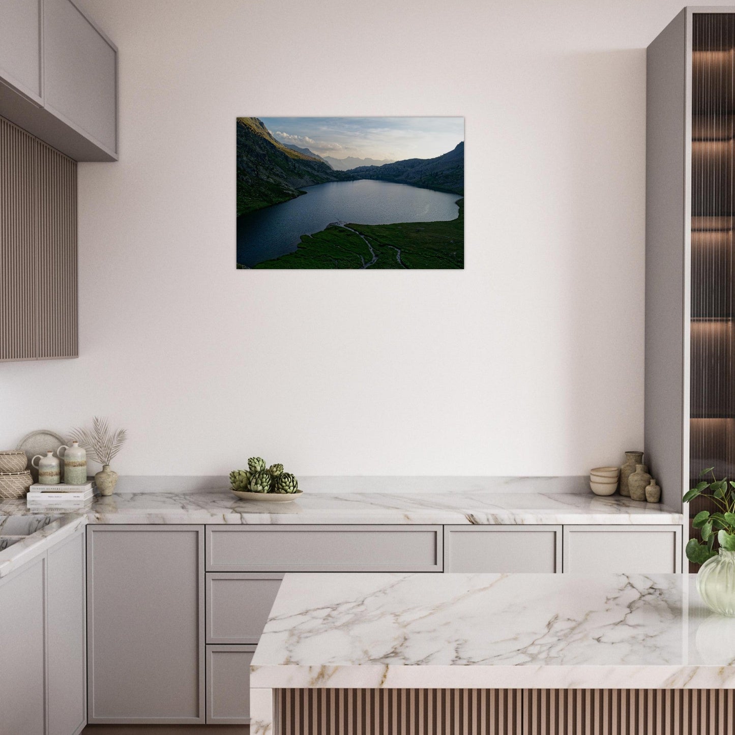 Tableau photo des lacs de Vens au coucher du soleil sur aluminium Dibond mat, mis en scène dans une cuisine moderne