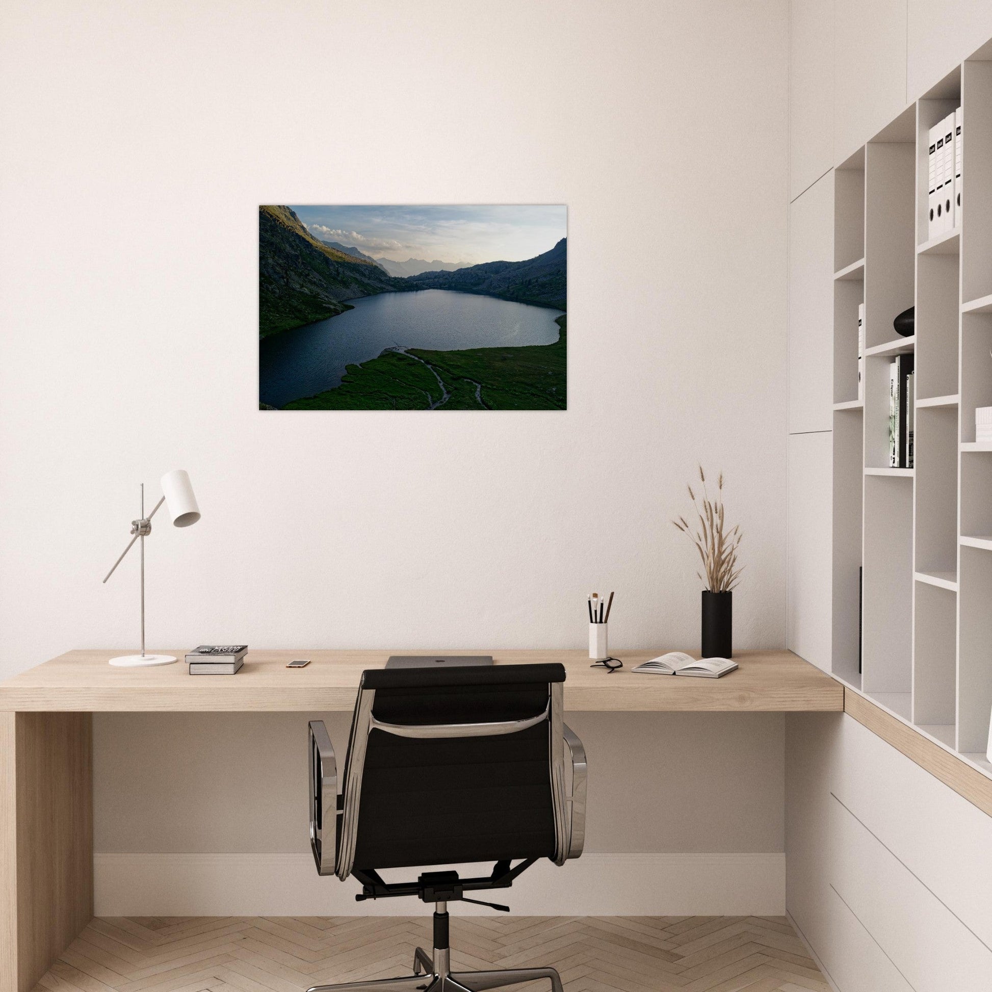 Tableau photo des lacs de Vens au coucher du soleil sur aluminium Dibond mat, présenté dans un espace de travail