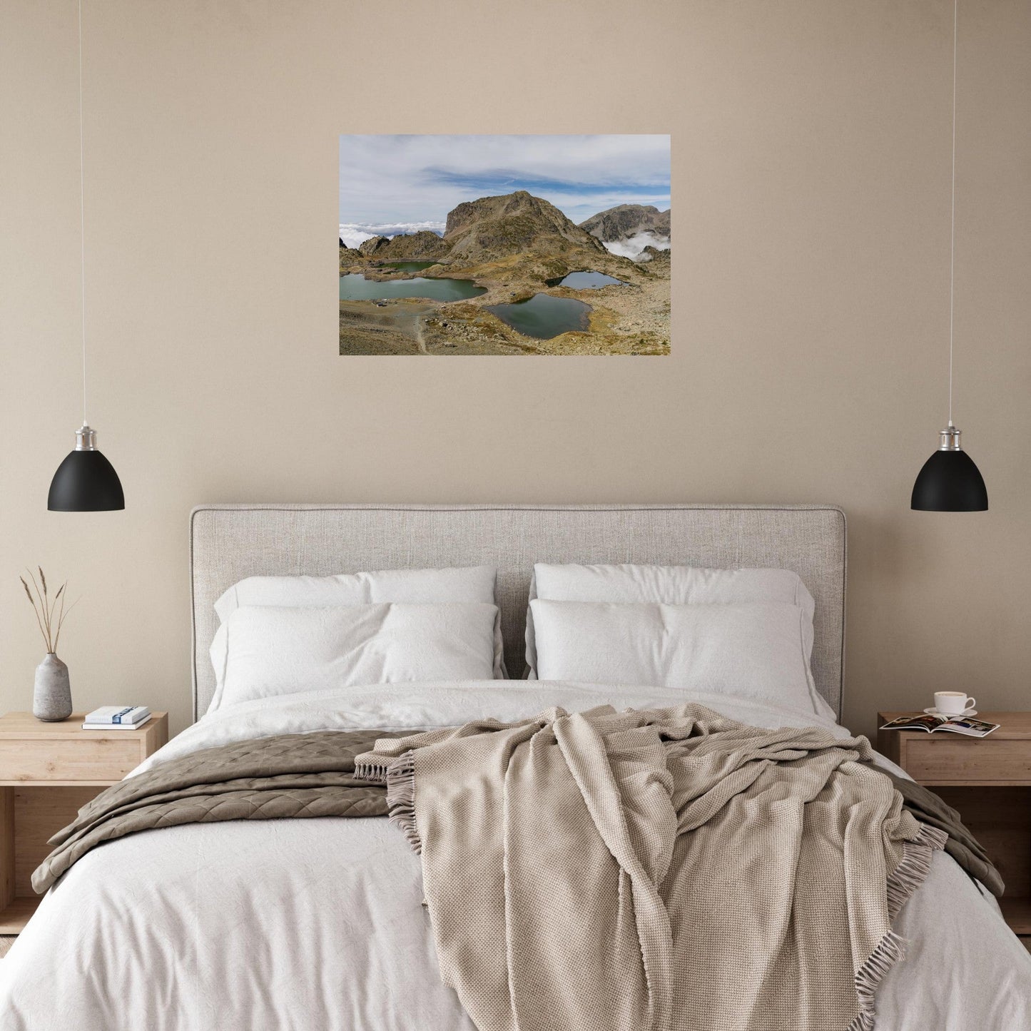 Tableau photo des lacs Robert dans le massif de Belledonne sur aluminium Dibond mat, présenté dans un espace de travail