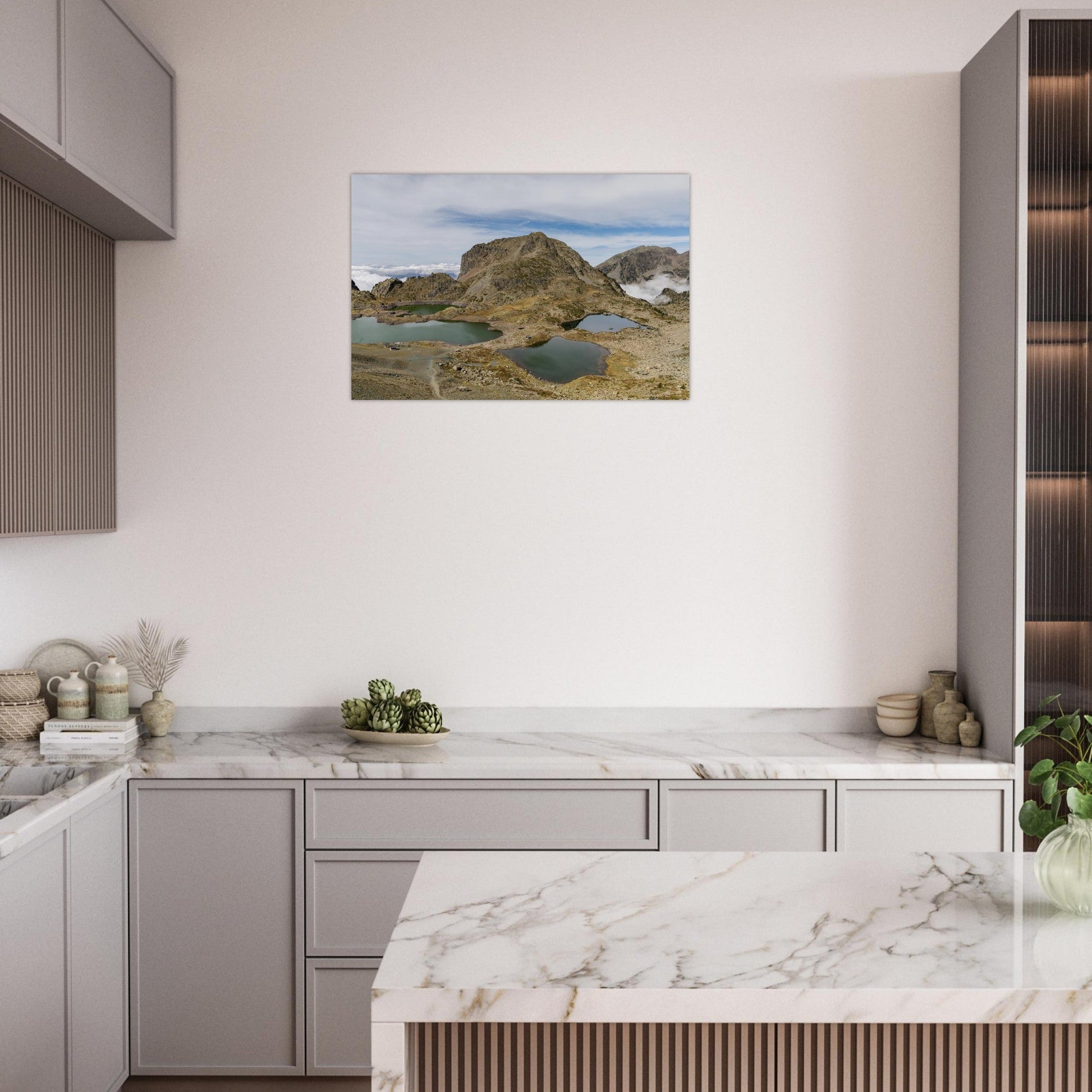Tableau photo des lacs Robert dans le massif de Belledonne sur aluminium Dibond mat, mis en scène dans une cuisine moderne