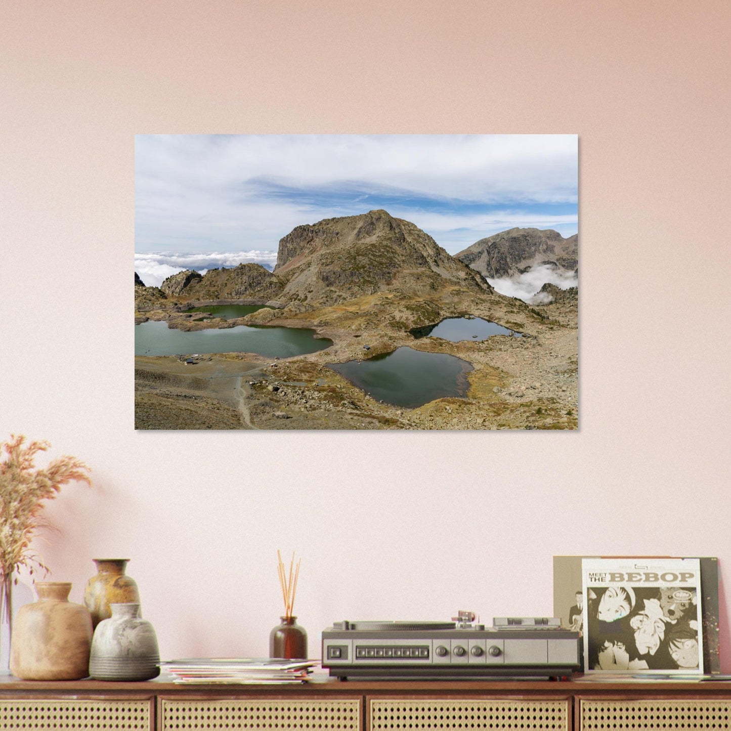 Tableau photo des lacs Robert dans le massif de Belledonne sur aluminium Dibond mat, présenté dans un espace de vie