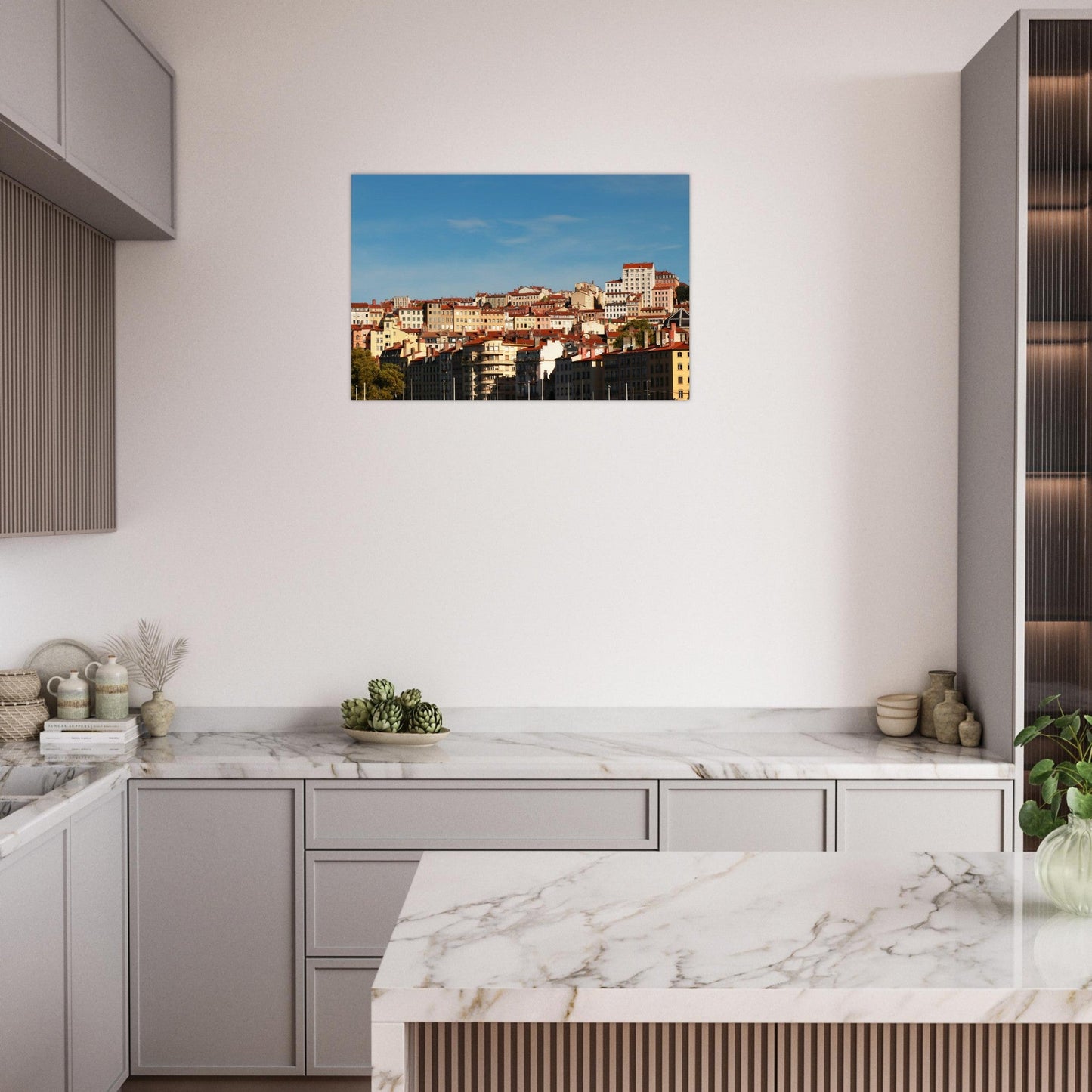 Tableau photo des pentes colorées de la Croix-Rousse à Lyon sur aluminium Dibond mat, présenté dans un espace de vie