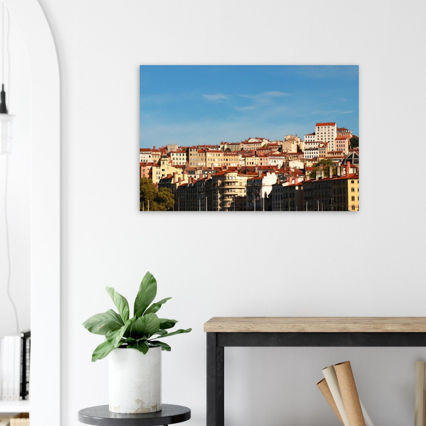 Tableau photo des pentes colorées de la Croix-Rousse à Lyon sur aluminium Dibond mat, accroché sur un mur clair