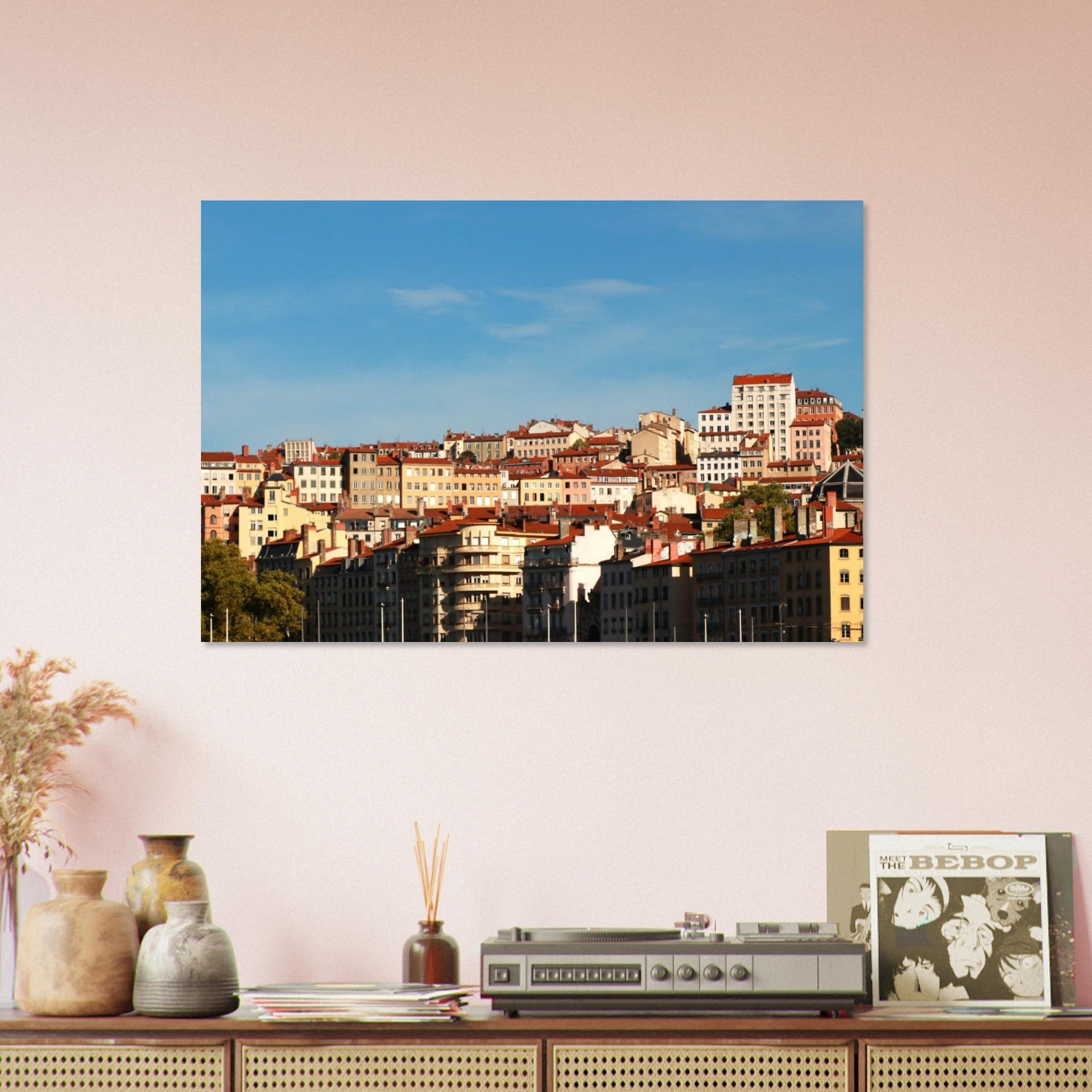 Tableau photo des pentes colorées de la Croix-Rousse à Lyon sur aluminium Dibond mat, exposé dans une chambre