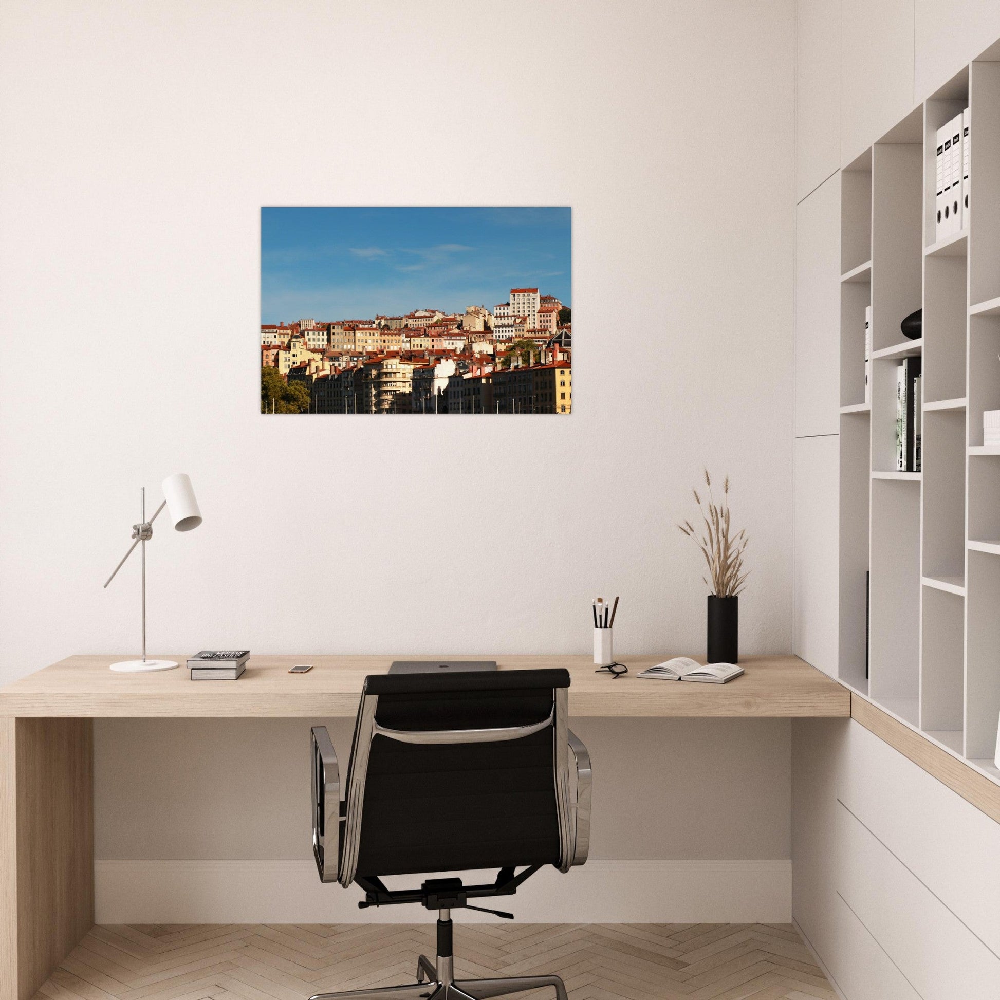 Tableau photo des pentes colorées de la Croix-Rousse à Lyon sur aluminium Dibond mat, mis en scène dans une cuisine moderne