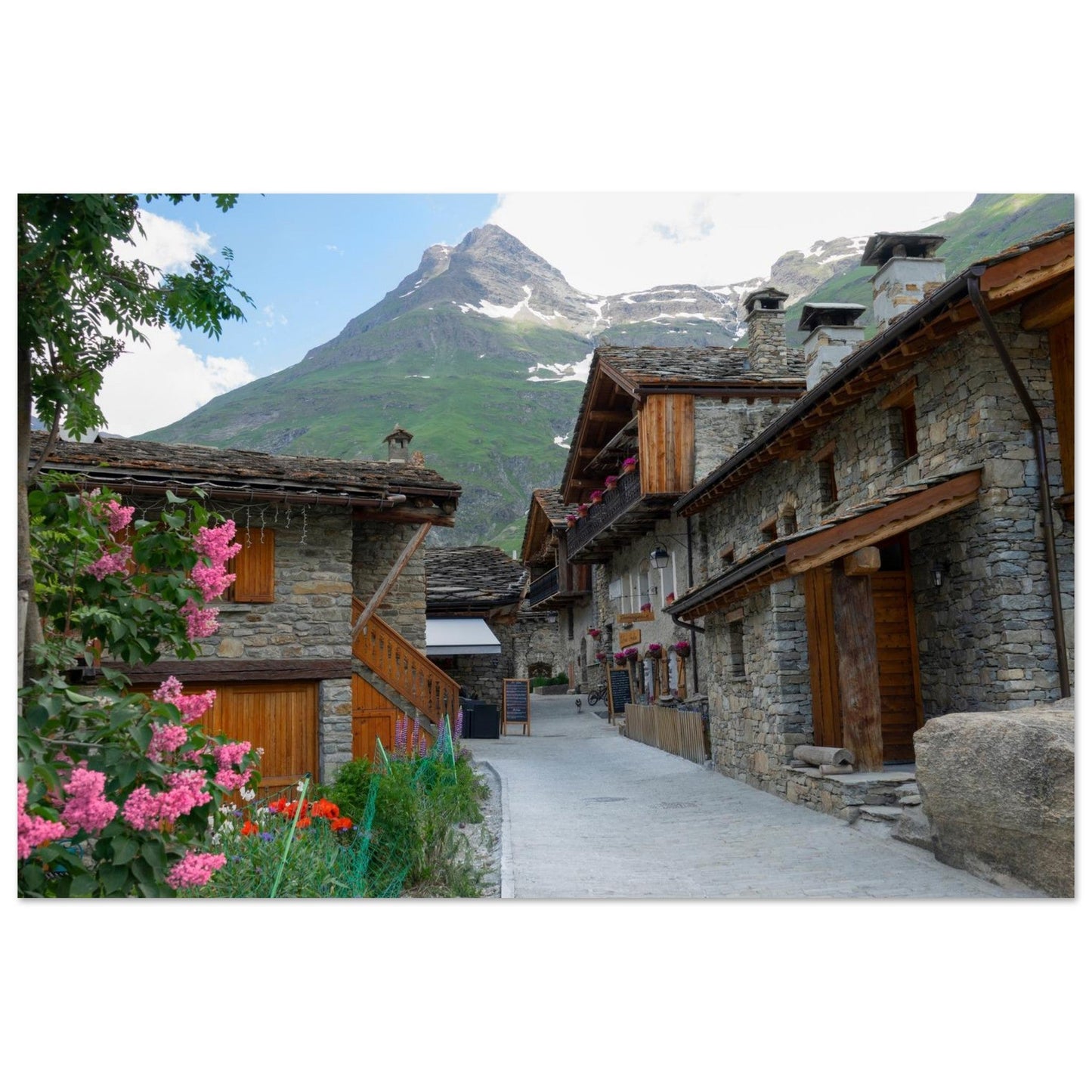 Photo of the flowery alleyways of Bonneval-sur-Arc in summer — photo print on matte aluminium Dibond