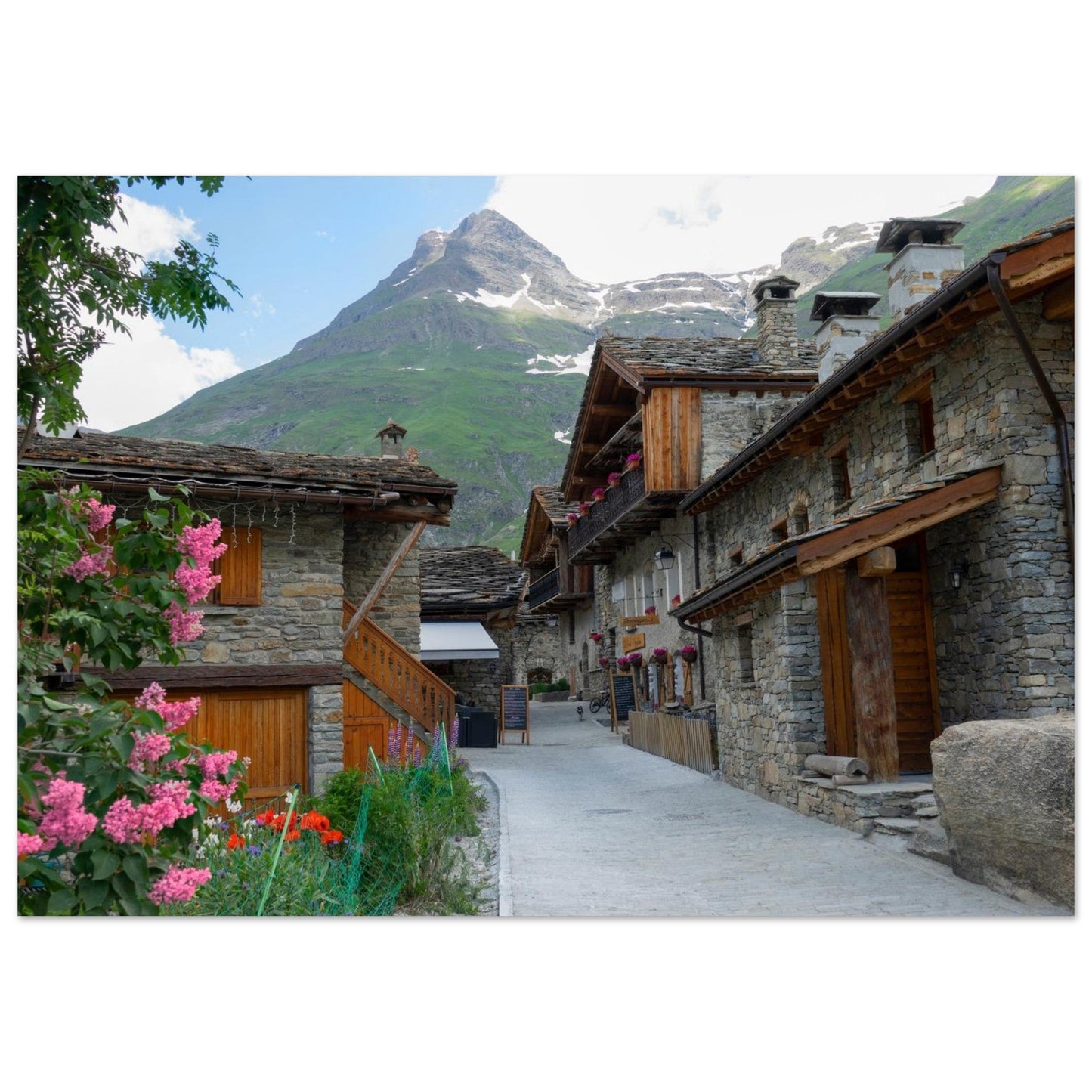 Photo of the flowery alleyways of Bonneval-sur-Arc in summer — photo print on matte aluminium Dibond