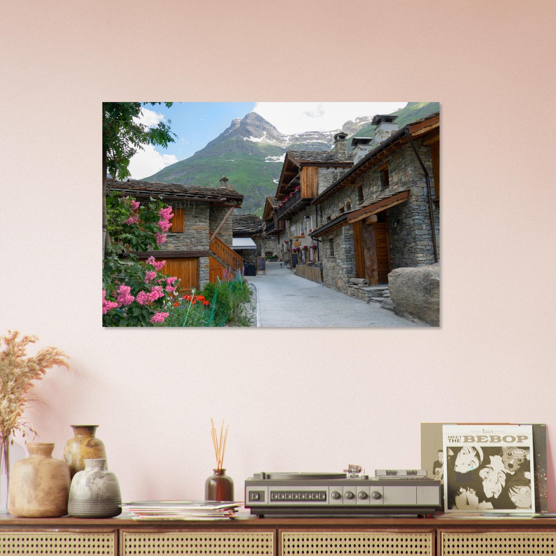Photo des ruelles fleuries de Bonneval-sur-Arc en été — tableau photo paysage de montagne en Alu Dibond