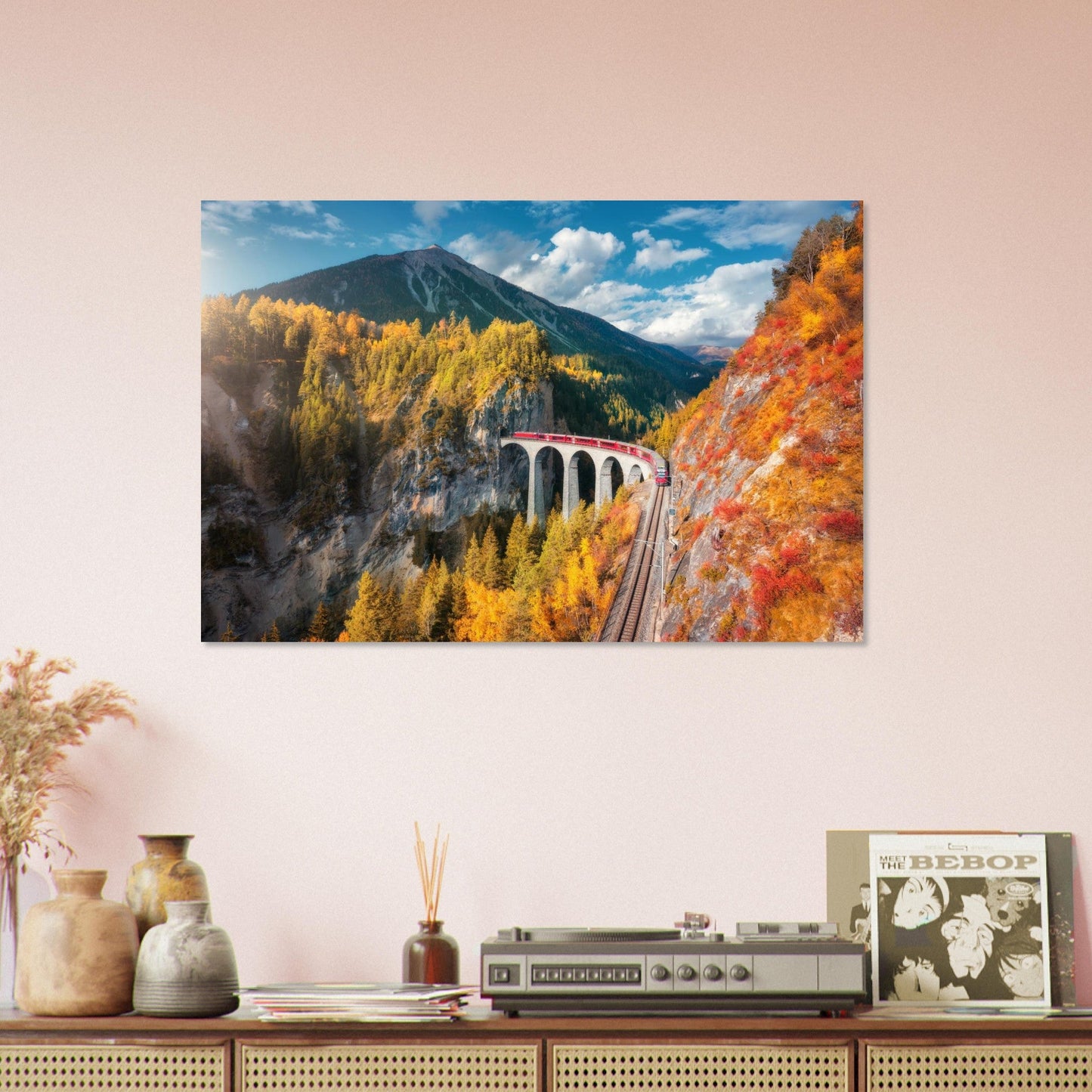 Tableau photo du Bernina Express au viaduc de Landwasser en automne sur aluminium Dibond mat, exposé dans une chambre