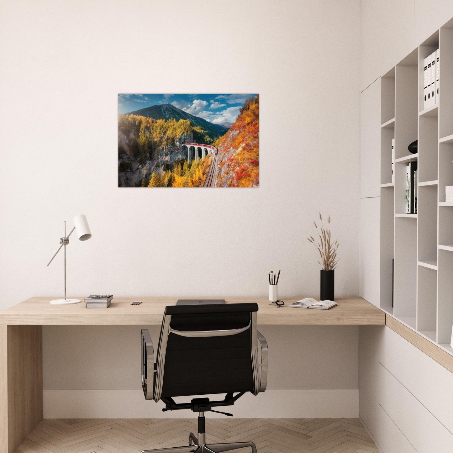 Tableau photo du Bernina Express au viaduc de Landwasser en automne sur aluminium Dibond mat, présenté dans un intérieur