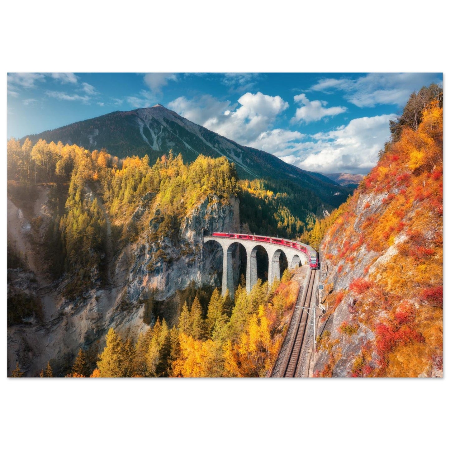 Tableau photo du Bernina Express au viaduc de Landwasser en automne sur aluminium Dibond mat, format 70 × 100 cm