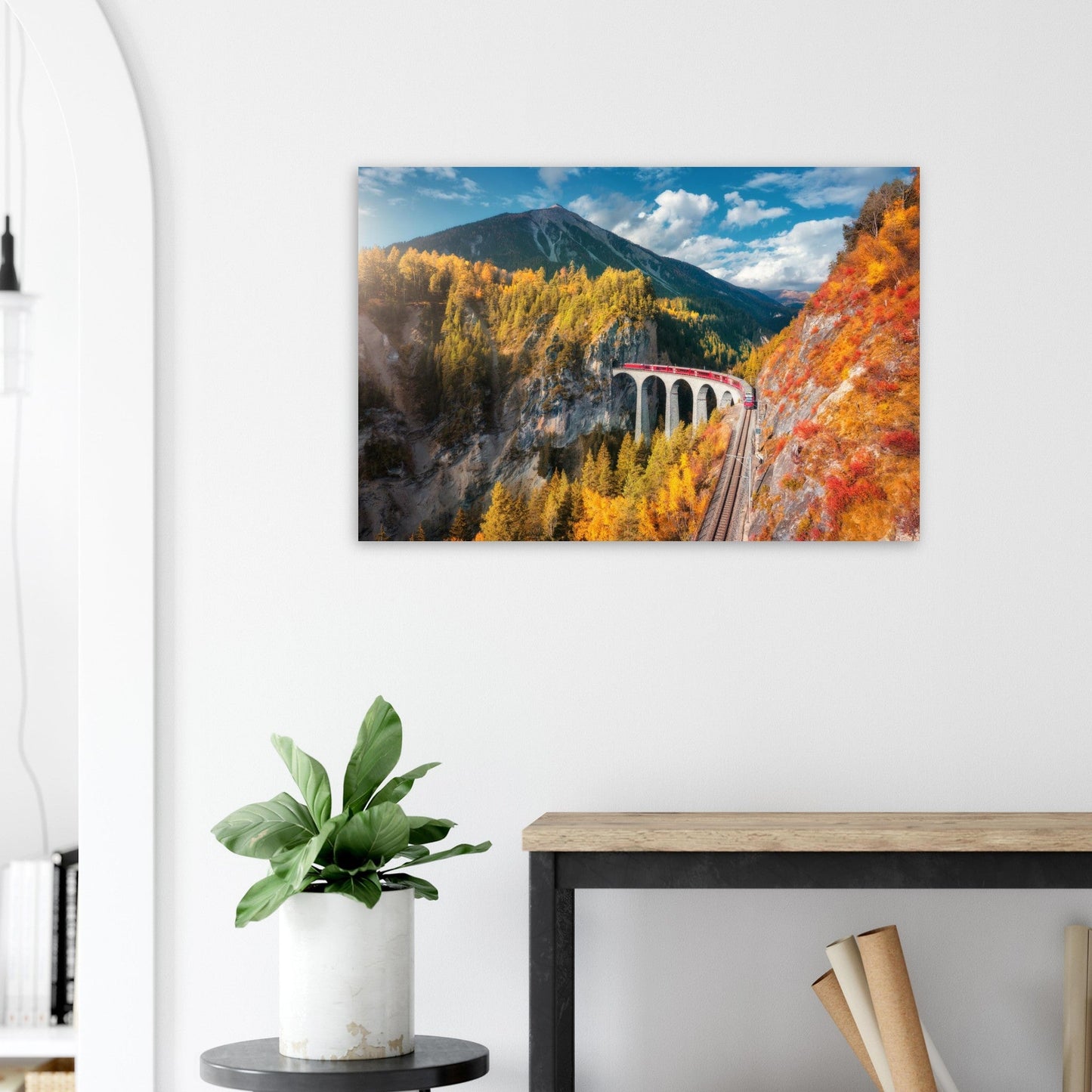 Tableau photo du Bernina Express au viaduc de Landwasser en automne sur aluminium Dibond mat, accroché sur un mur clair