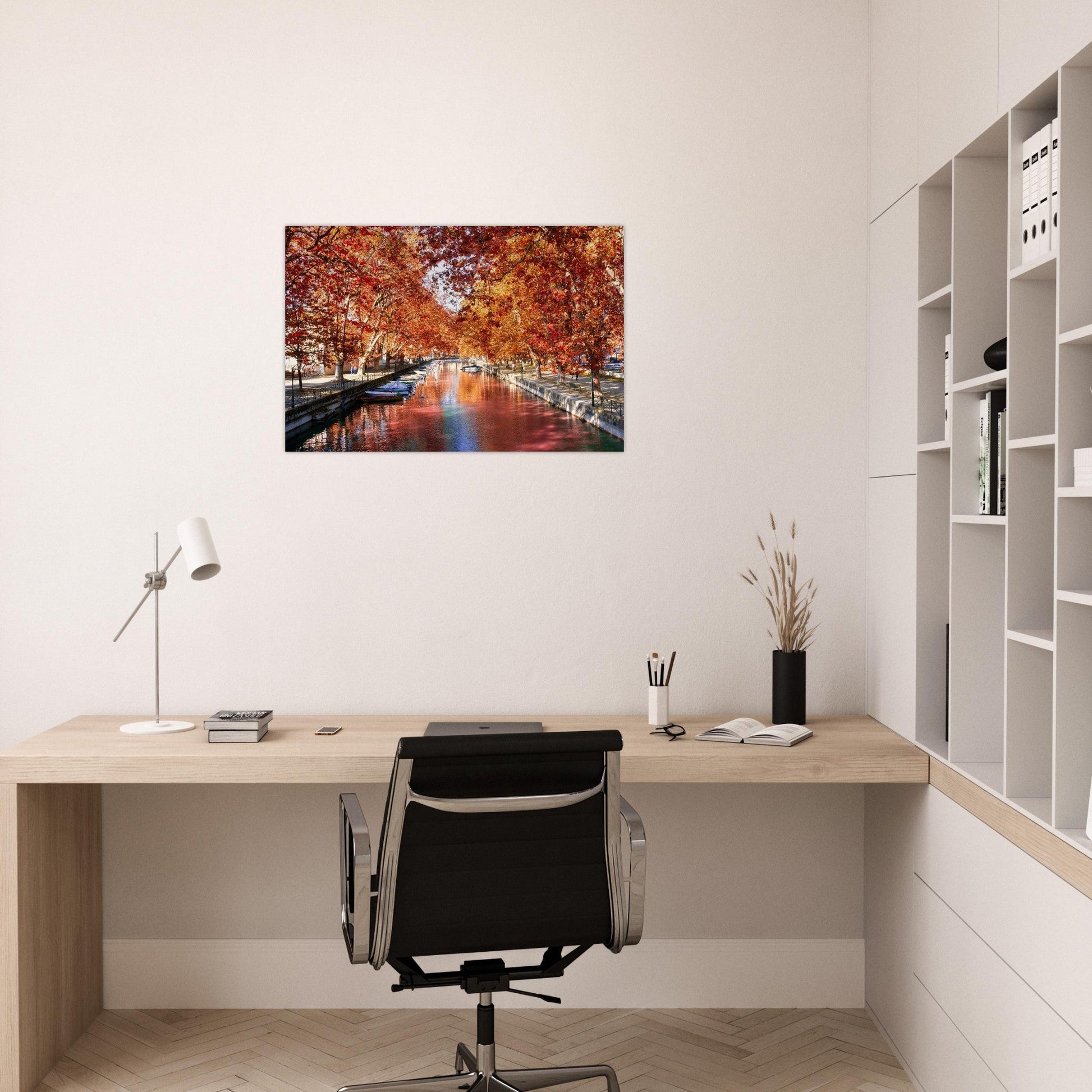 Tableau photo du canal du Vassé à Annecy en automne sur aluminium Dibond mat, présenté dans un espace de travail