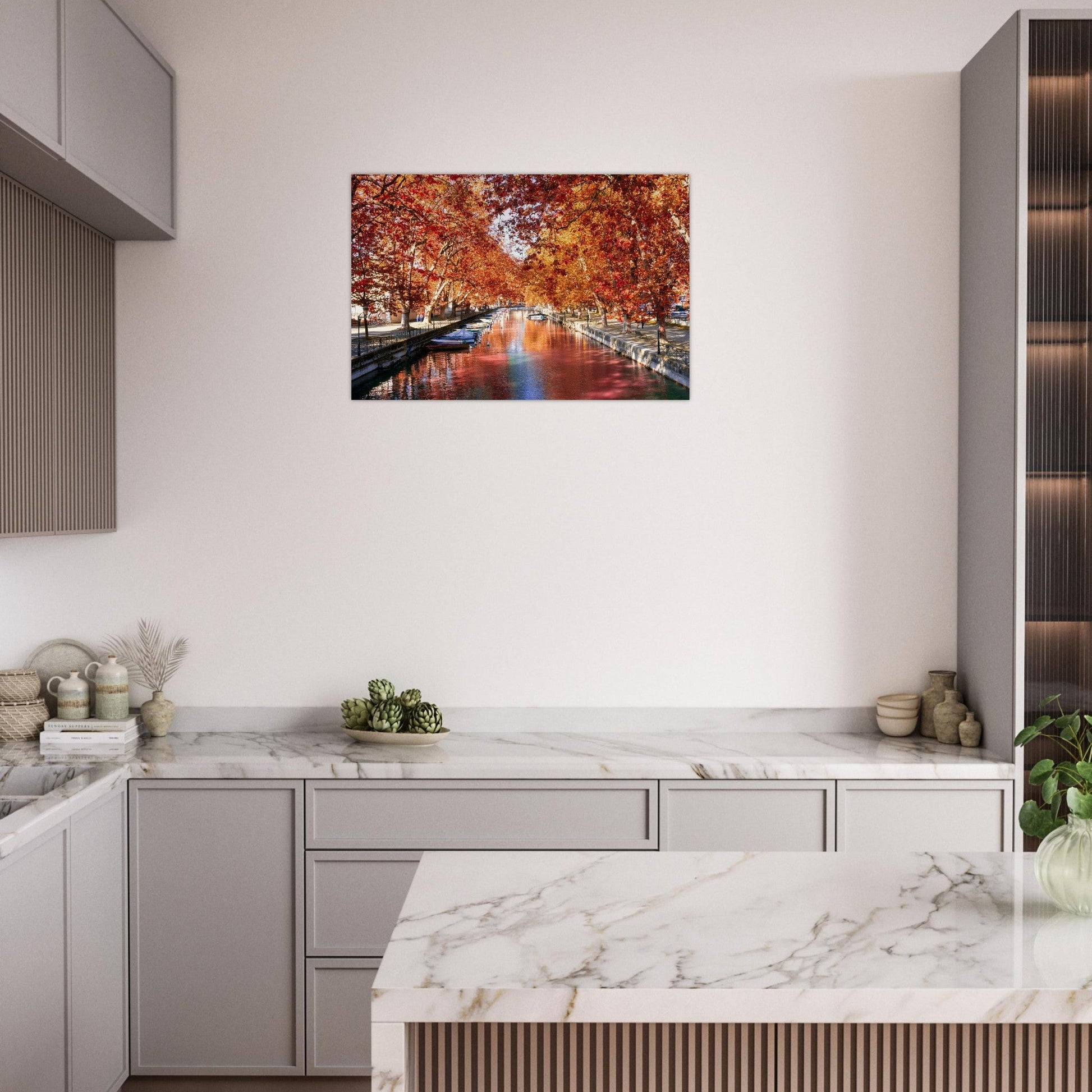 Tableau photo du canal du Vassé à Annecy en automne sur aluminium Dibond mat, exposé dans une chambre