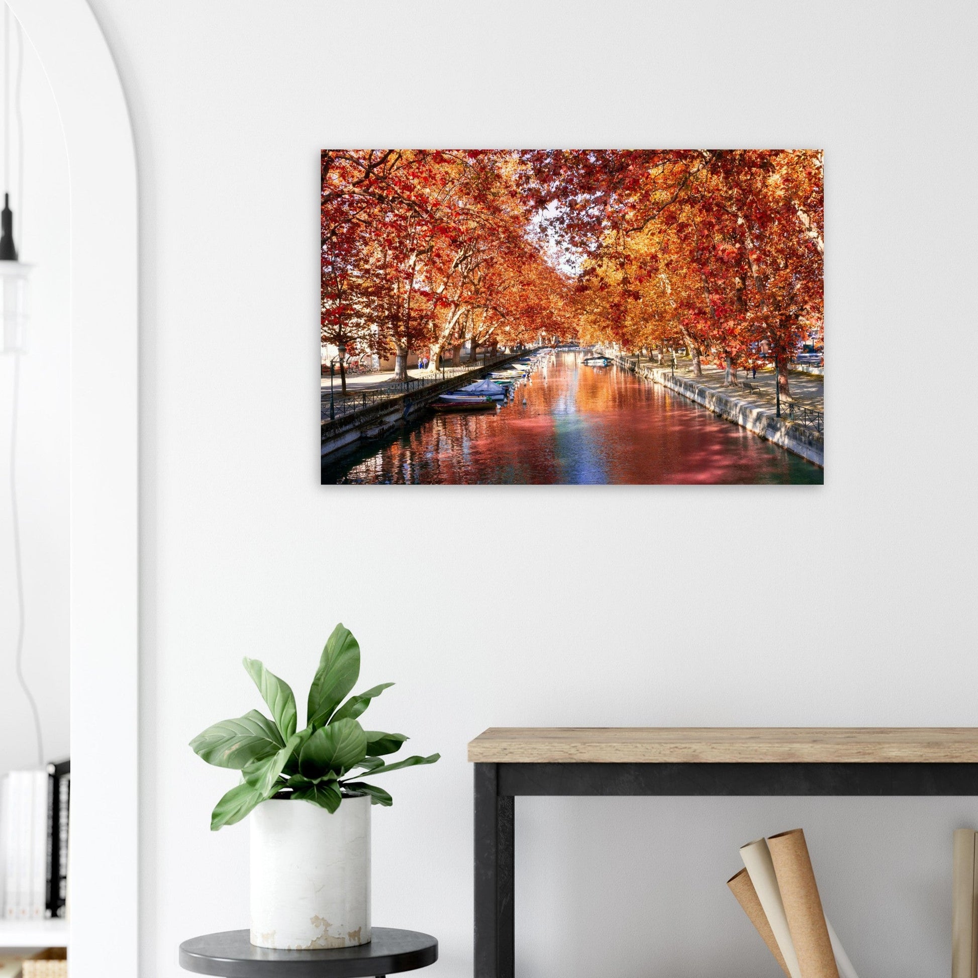 Tableau photo du canal du Vassé à Annecy en automne sur aluminium Dibond mat, mis en scène dans une cuisine moderne