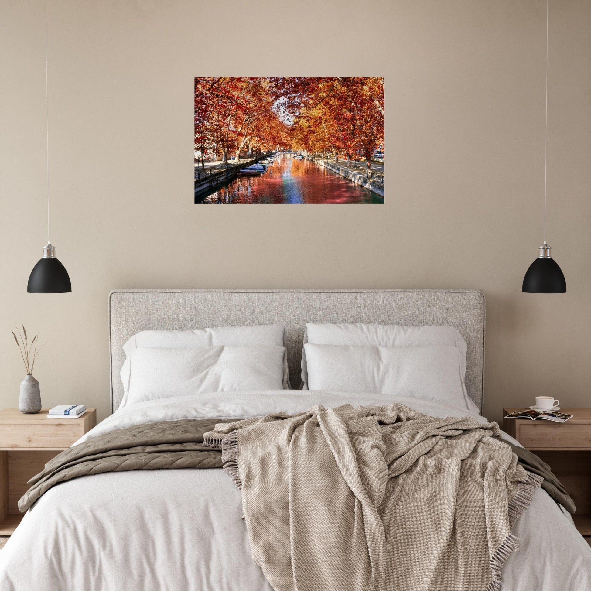 Tableau photo du canal du Vassé à Annecy en automne sur aluminium Dibond mat, présenté dans un intérieur