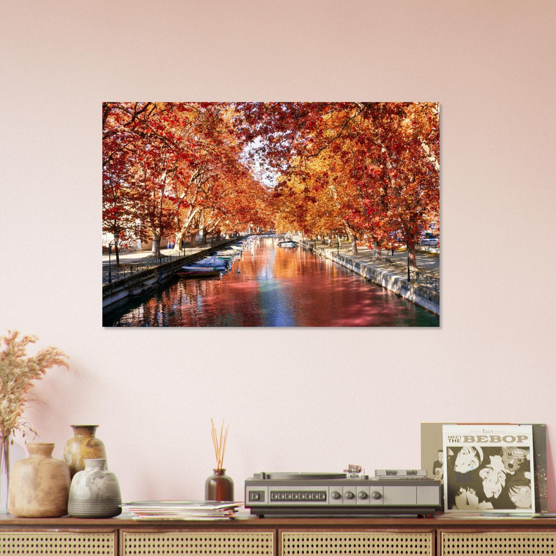 Tableau photo du canal du Vassé à Annecy en automne sur aluminium Dibond mat, présenté dans un espace de vie