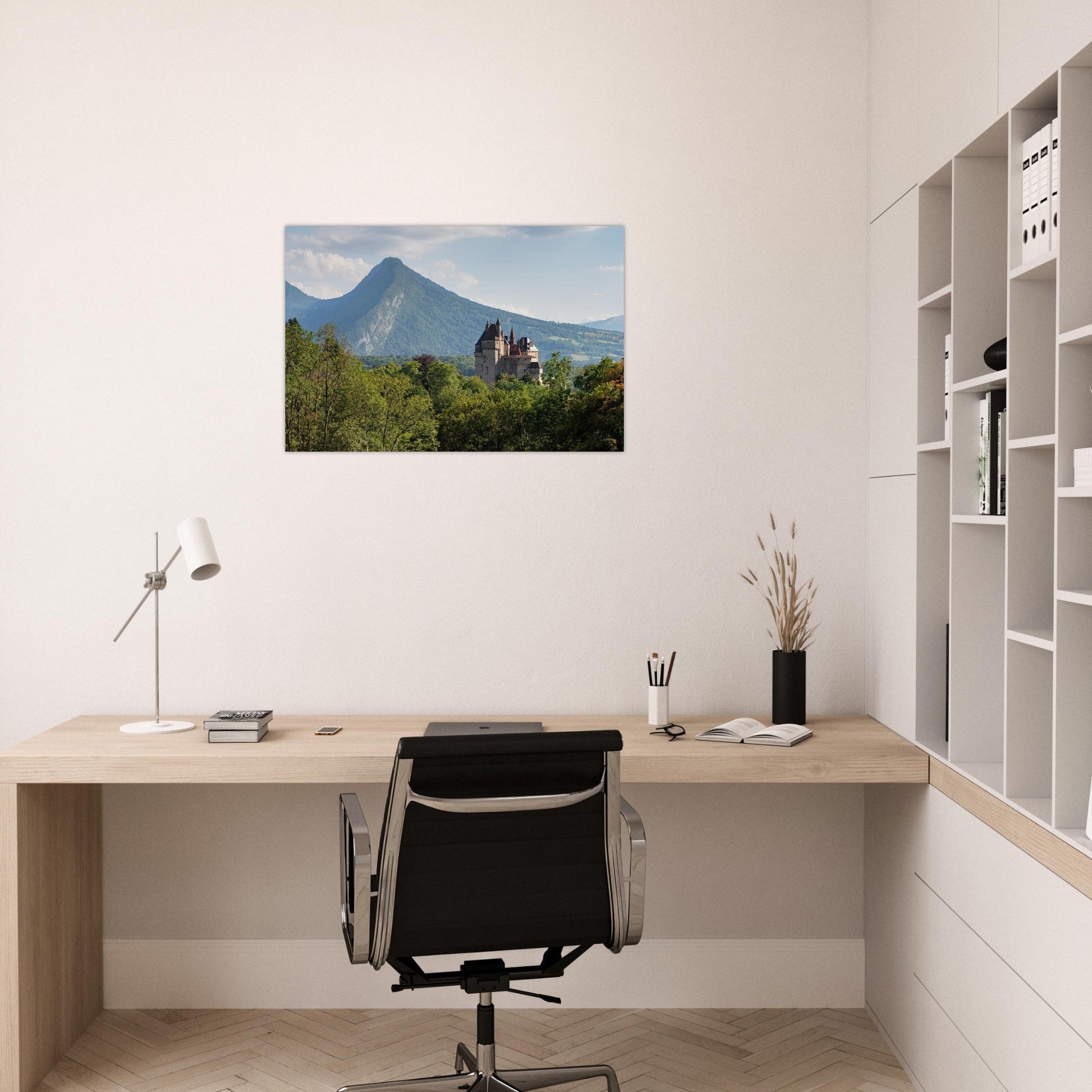 Tableau photo du château de Duingt au bord du lac d’Annecy sur aluminium Dibond mat, exposé dans une chambre