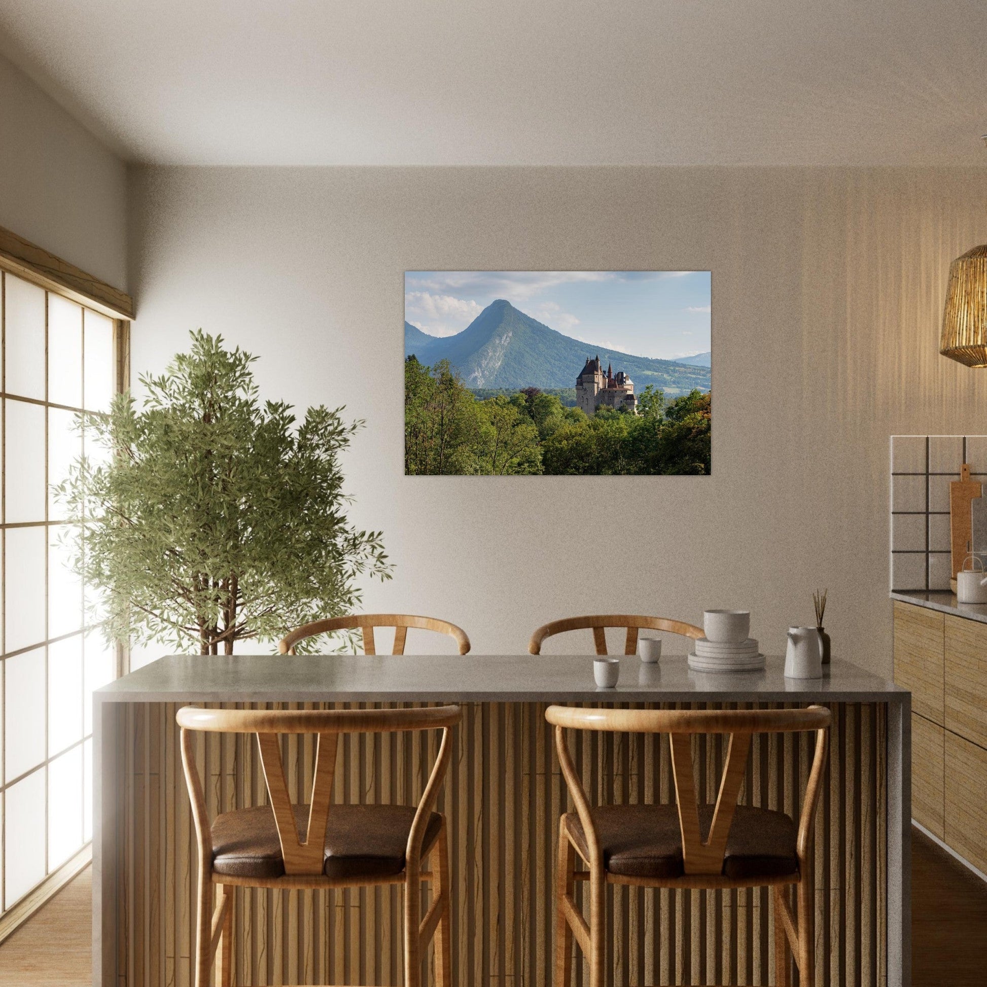 Tableau photo du château de Duingt au bord du lac d’Annecy sur aluminium Dibond mat, présenté dans un intérieur
