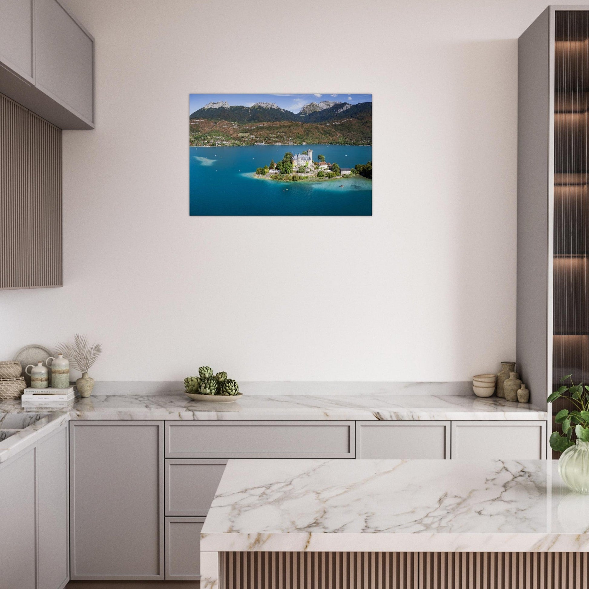 Tableau photo du château de Duingt sur le lac d’Annecy sur aluminium Dibond mat, présenté dans un espace de vie