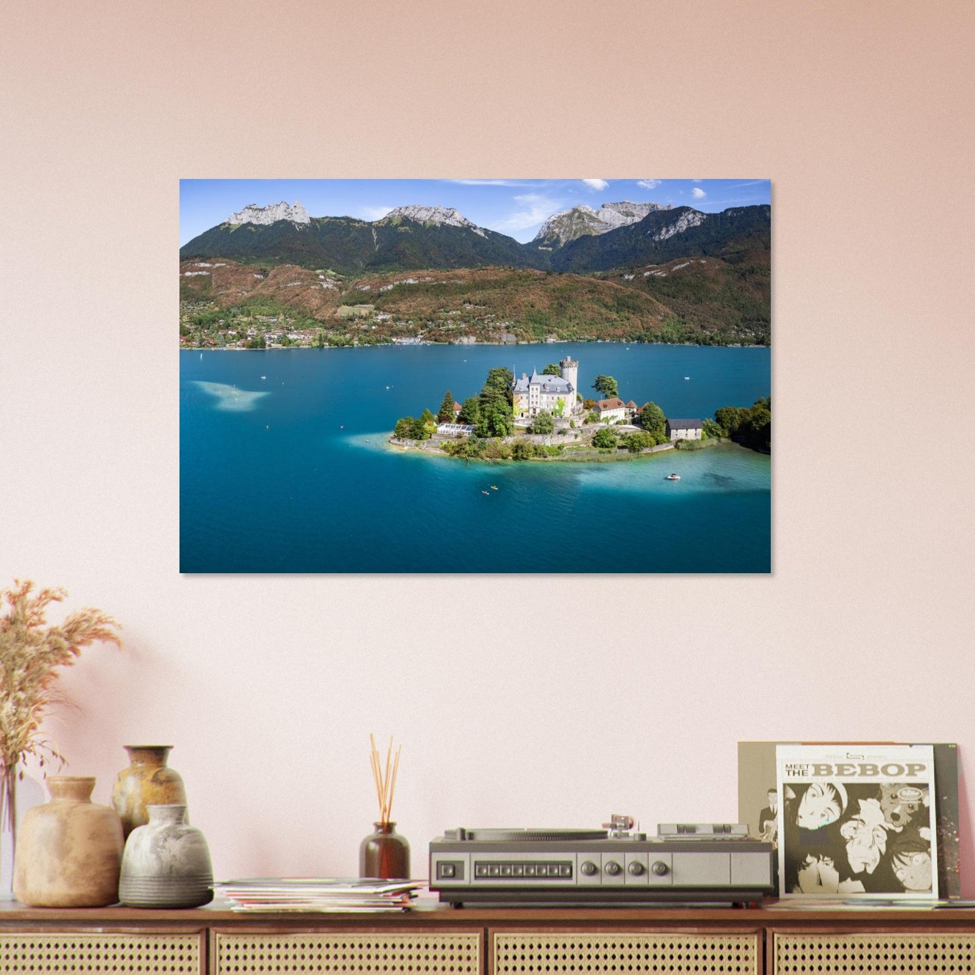 Tableau photo du château de Duingt sur le lac d’Annecy sur aluminium Dibond mat, exposé dans une chambre