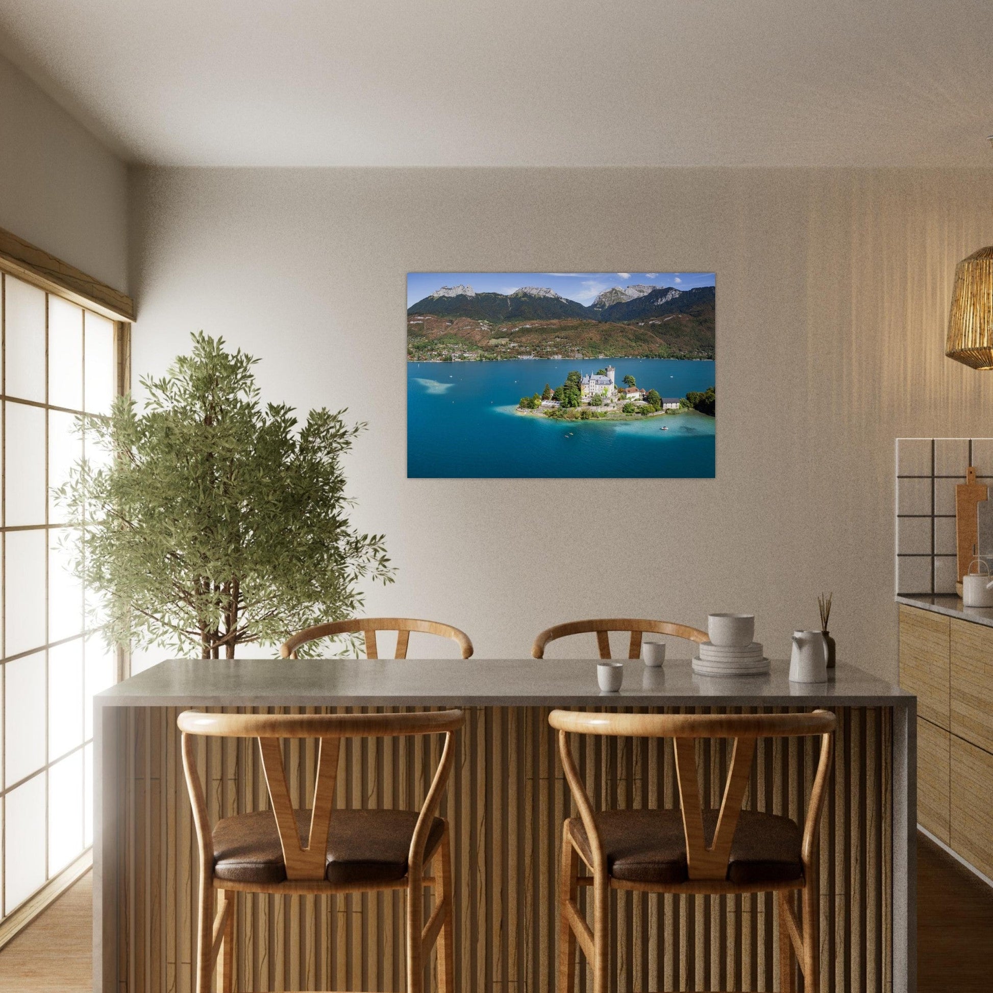 Tableau photo du château de Duingt sur le lac d’Annecy sur aluminium Dibond mat, accroché sur un mur clair