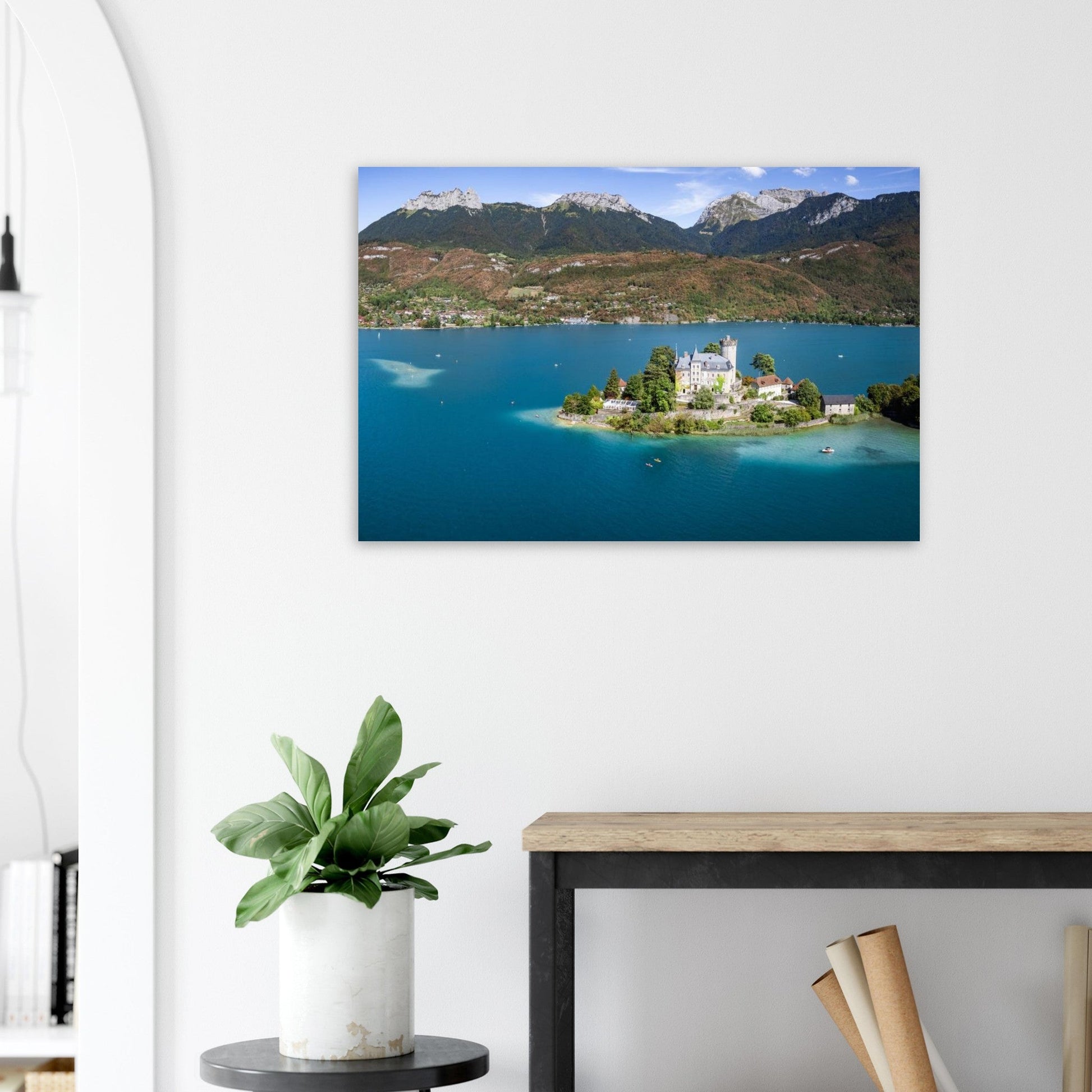 Tableau photo du château de Duingt sur le lac d’Annecy sur aluminium Dibond mat, présenté dans un espace de travail