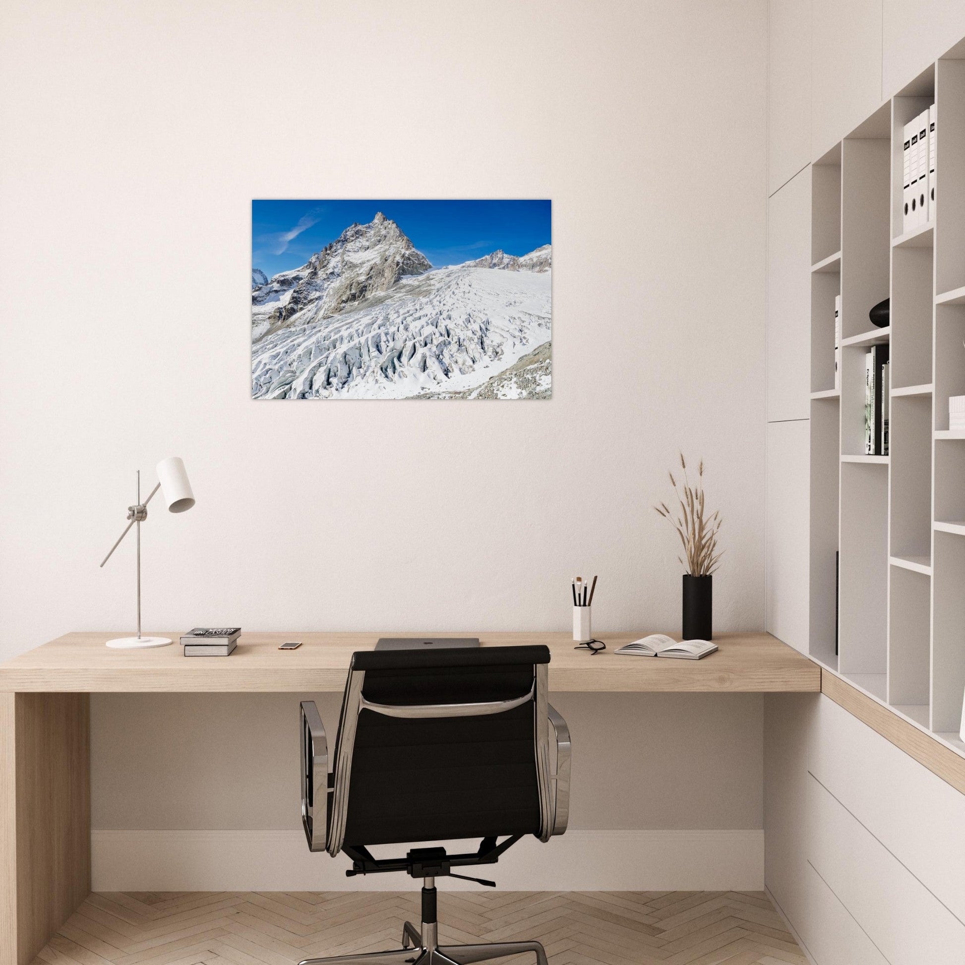 Tableau photo du Glacier Blanc face au mont Pelvoux sur aluminium Dibond mat, mis en scène dans une cuisine moderne