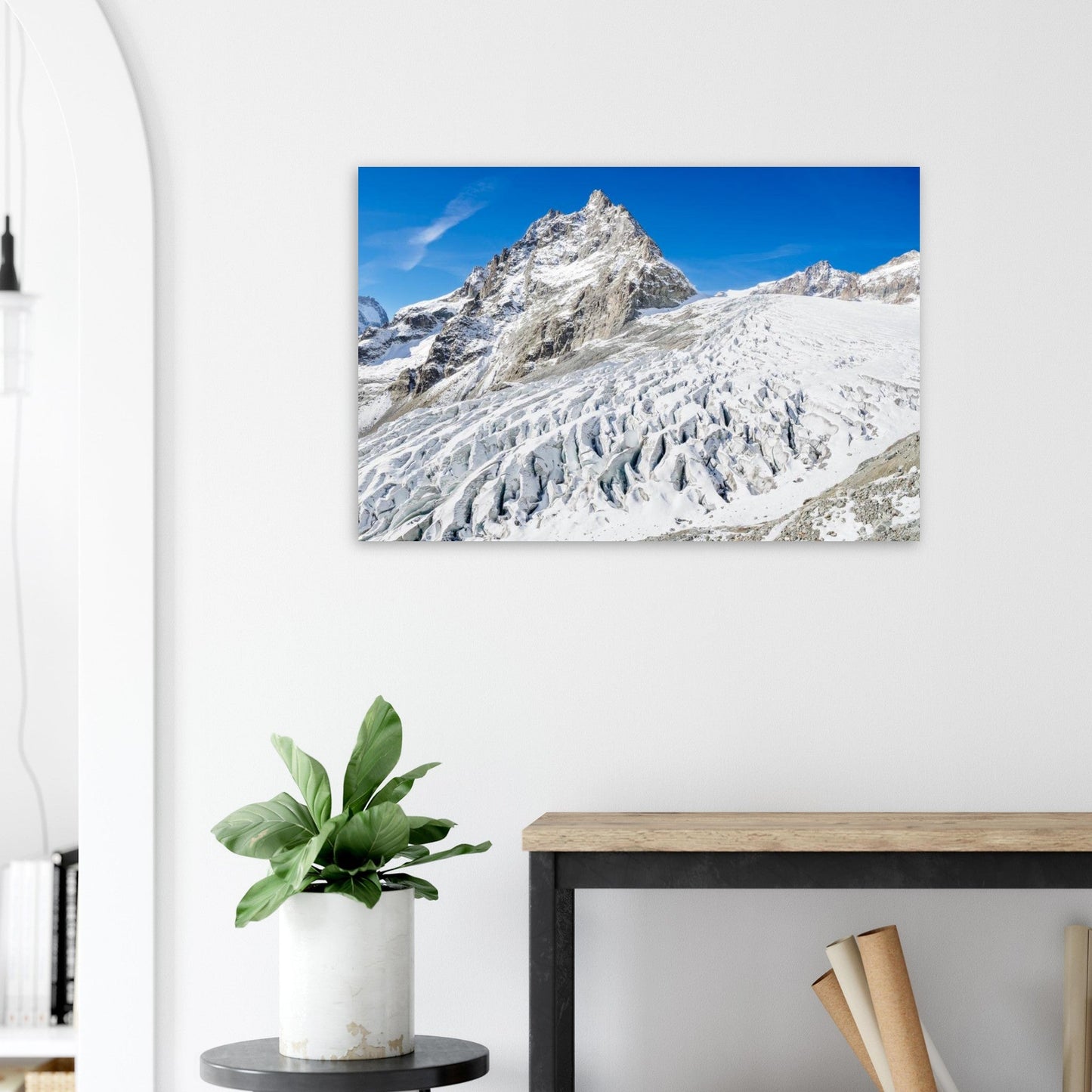 Tableau photo du Glacier Blanc face au mont Pelvoux sur aluminium Dibond mat, présenté dans un espace de travail