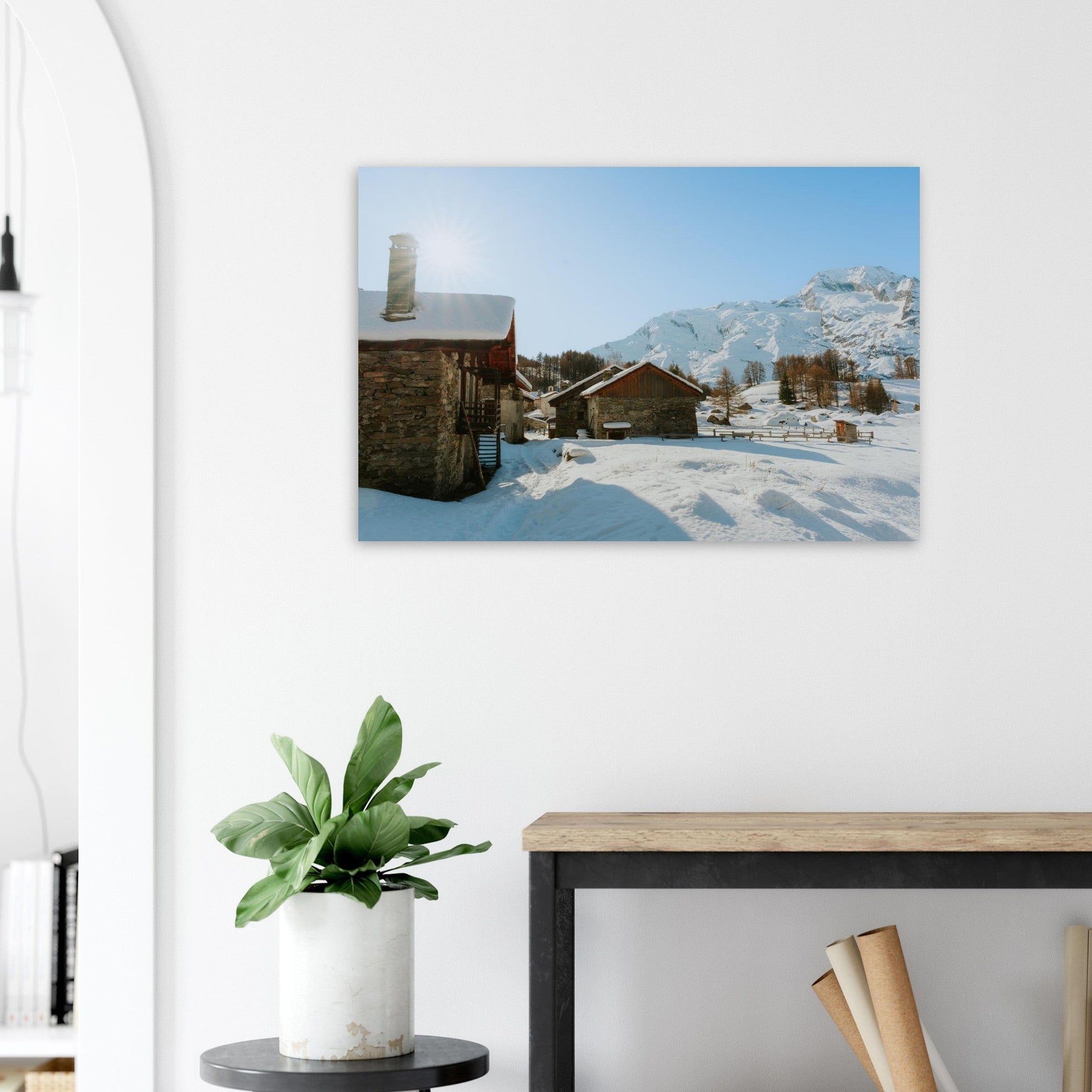 Tableau photo du hameau du Monal sous la neige sur aluminium Dibond mat, présenté dans un espace de travail