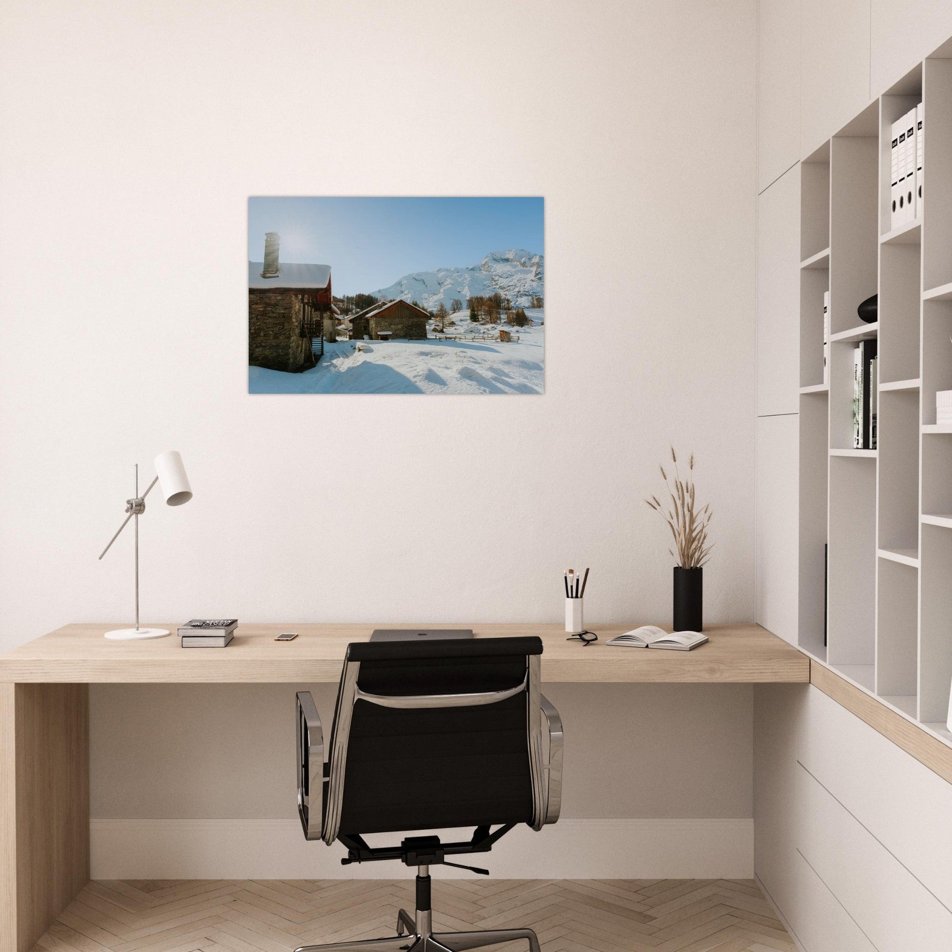 Tableau photo du hameau du Monal sous la neige sur aluminium Dibond mat, présenté dans un espace de vie