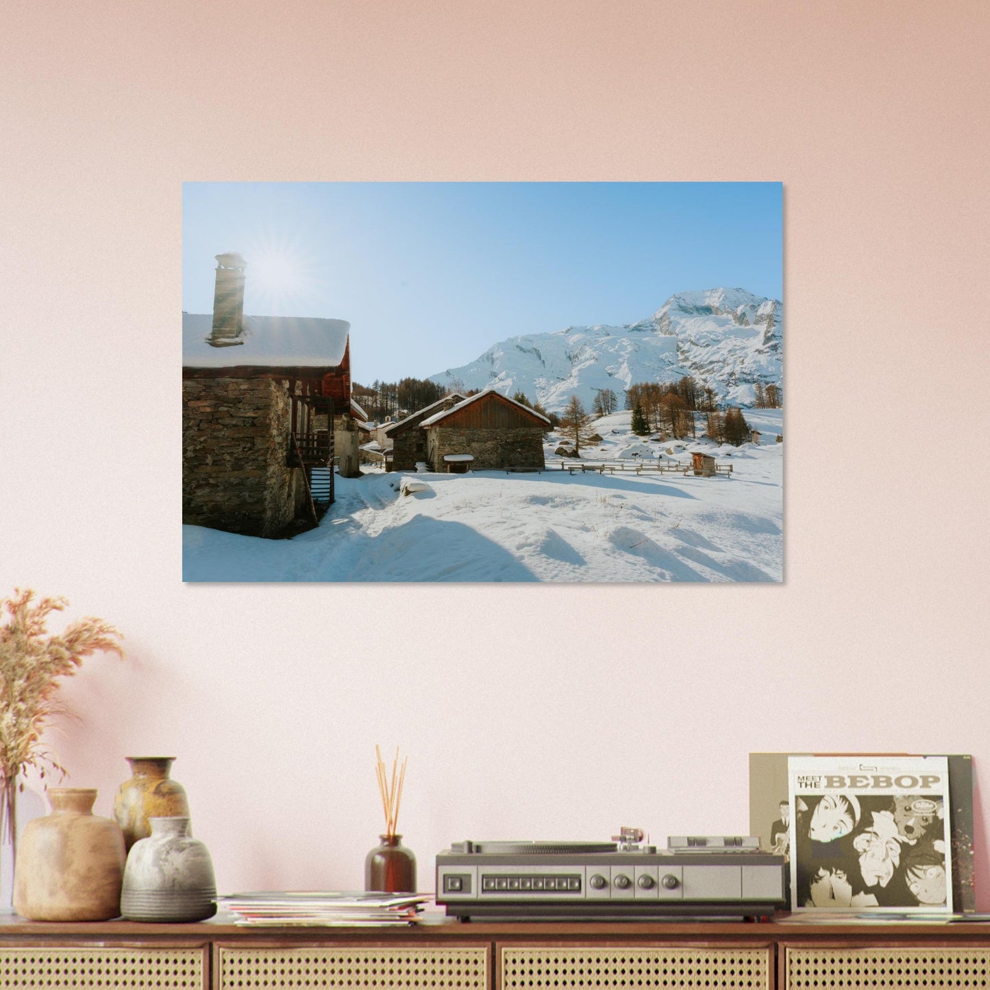 Tableau photo du hameau du Monal sous la neige sur aluminium Dibond mat, mis en scène dans une cuisine moderne
