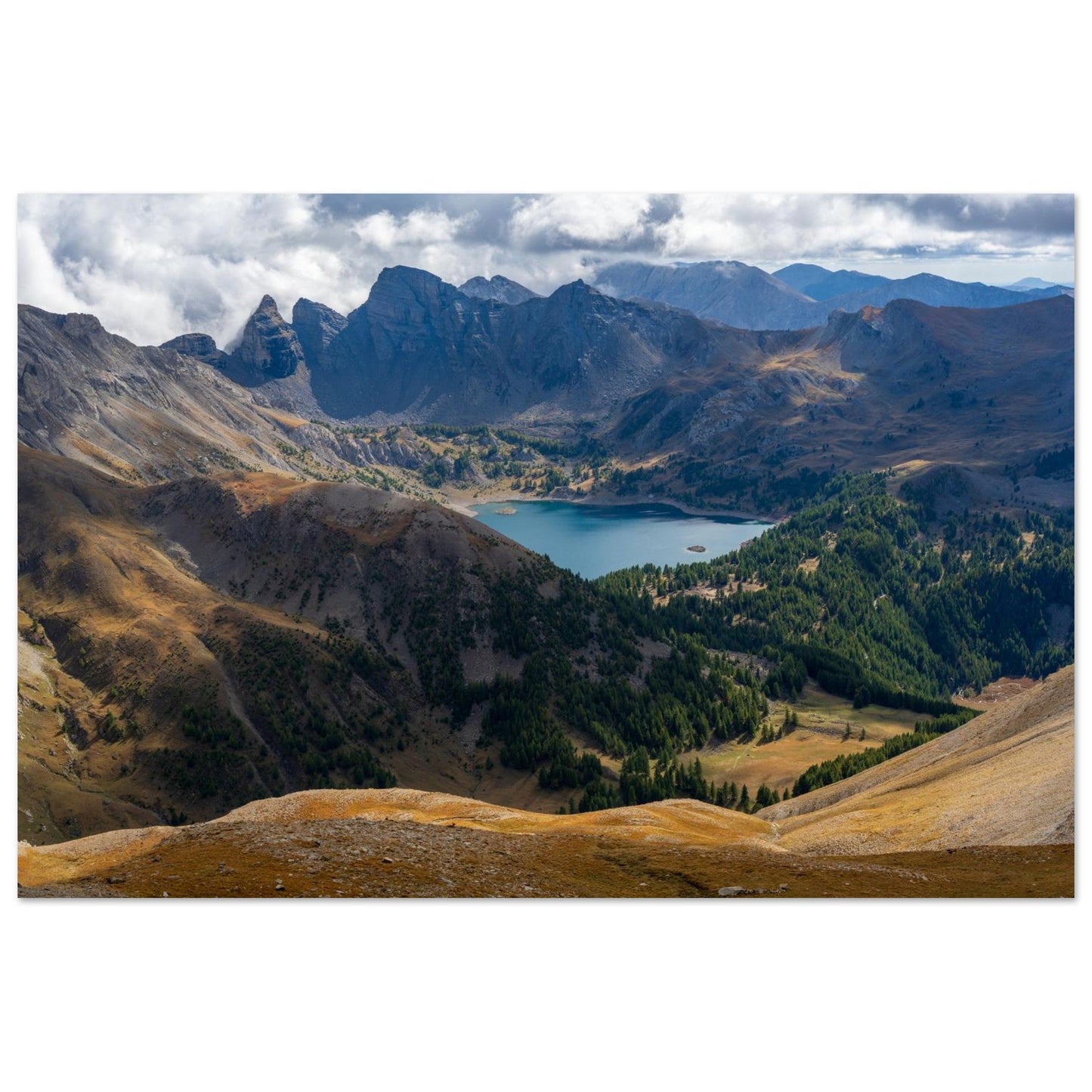 Tableau photo du lac d’Allos face aux Tours du Lac dans le Mercantour sur aluminium Dibond mat, format 60 × 90 cm