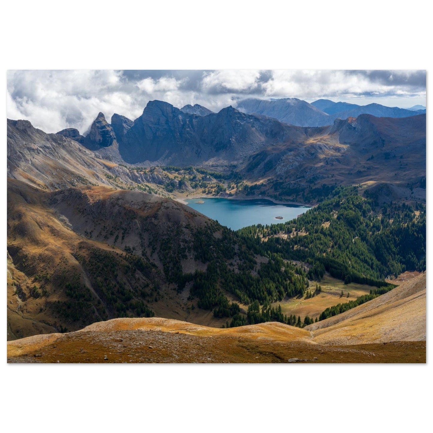 Tableau photo du lac d’Allos face aux Tours du Lac dans le Mercantour sur aluminium Dibond mat, format 70 × 100 cm