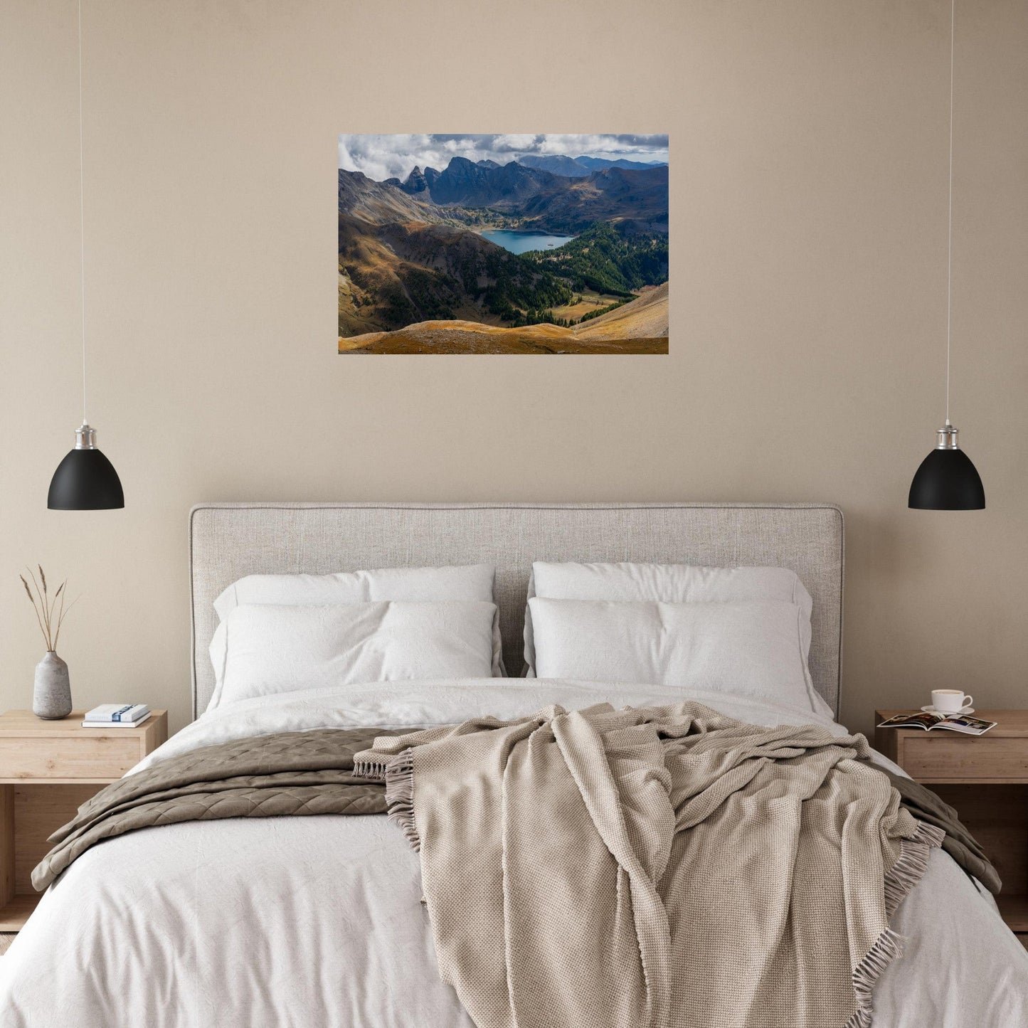 Tableau photo du lac d’Allos face aux Tours du Lac dans le Mercantour sur aluminium Dibond mat, présenté dans un espace de travail