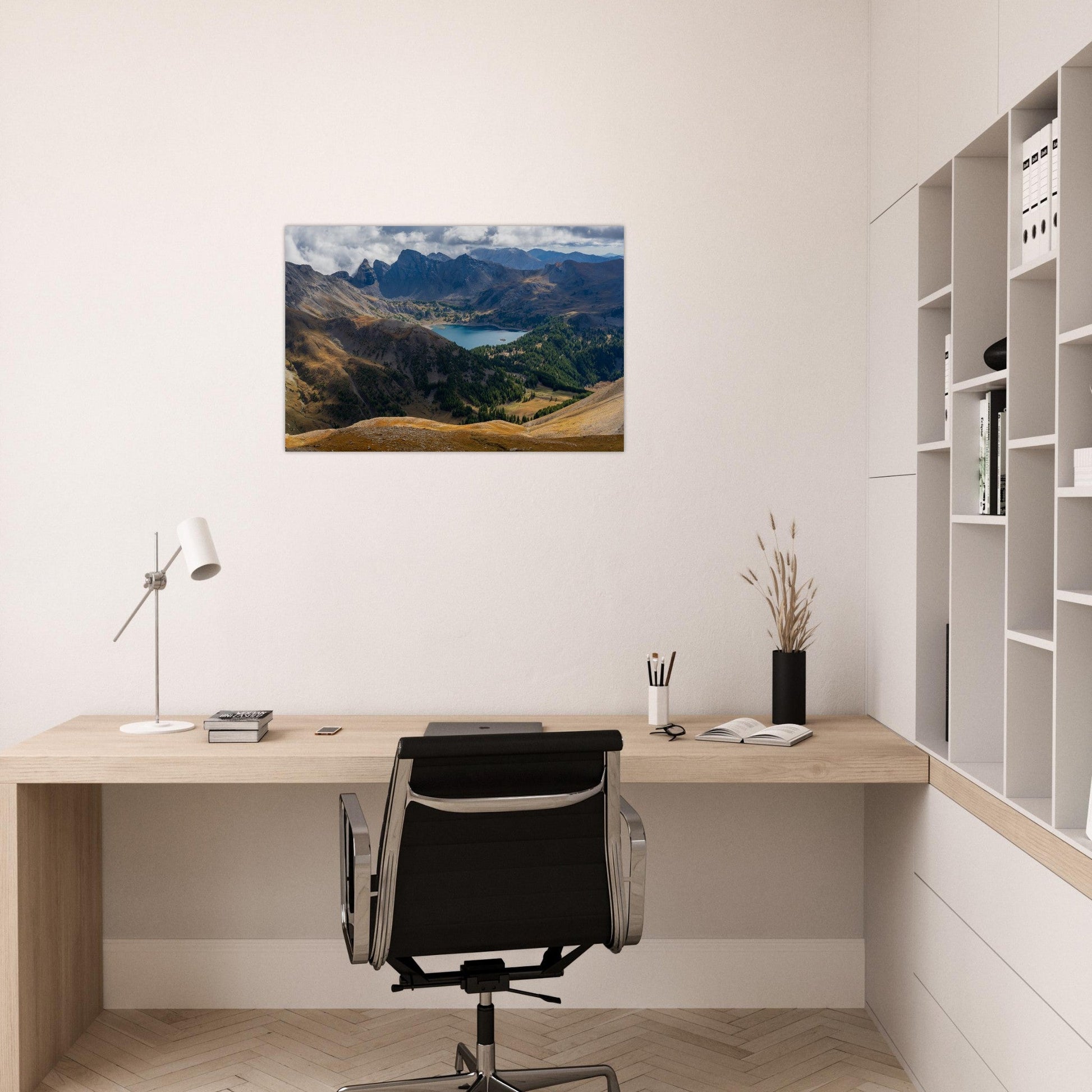 Tableau photo du lac d’Allos face aux Tours du Lac dans le Mercantour sur aluminium Dibond mat, exposé dans une chambre