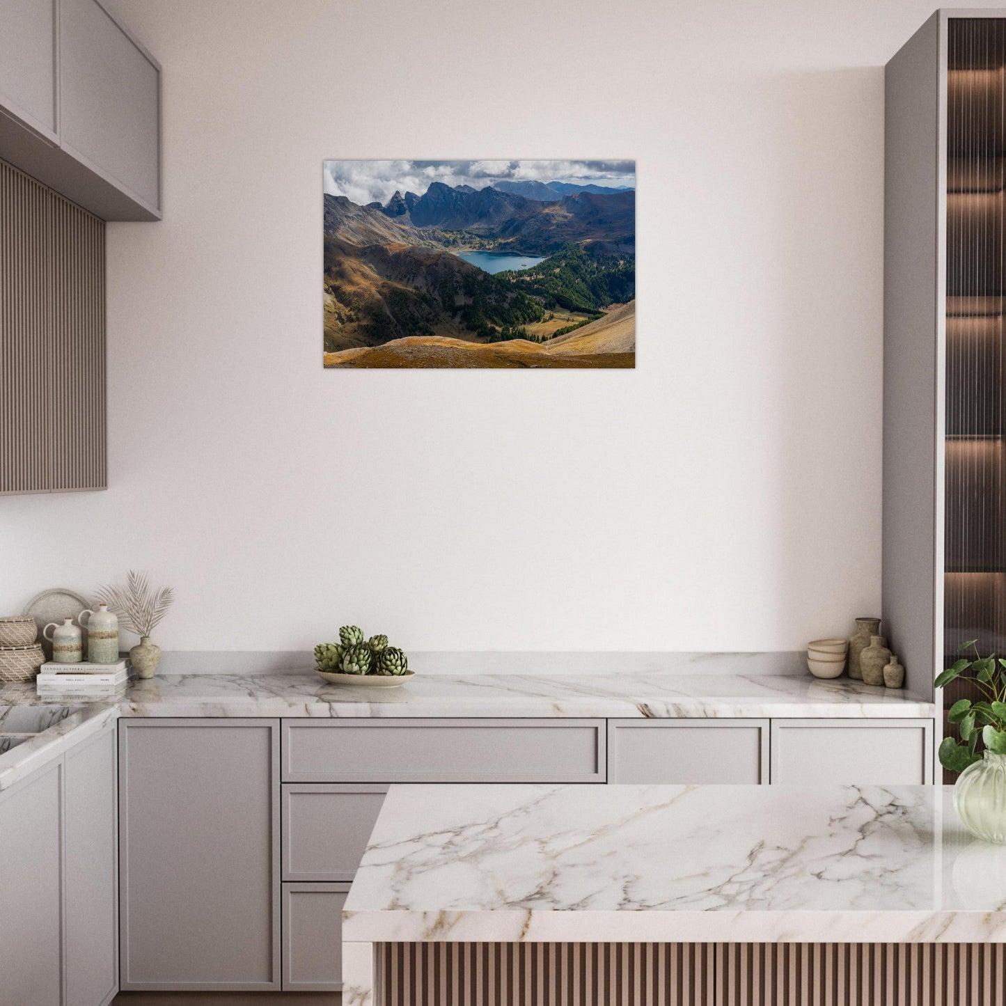 Tableau photo du lac d’Allos face aux Tours du Lac dans le Mercantour sur aluminium Dibond mat, présenté dans un espace de vie