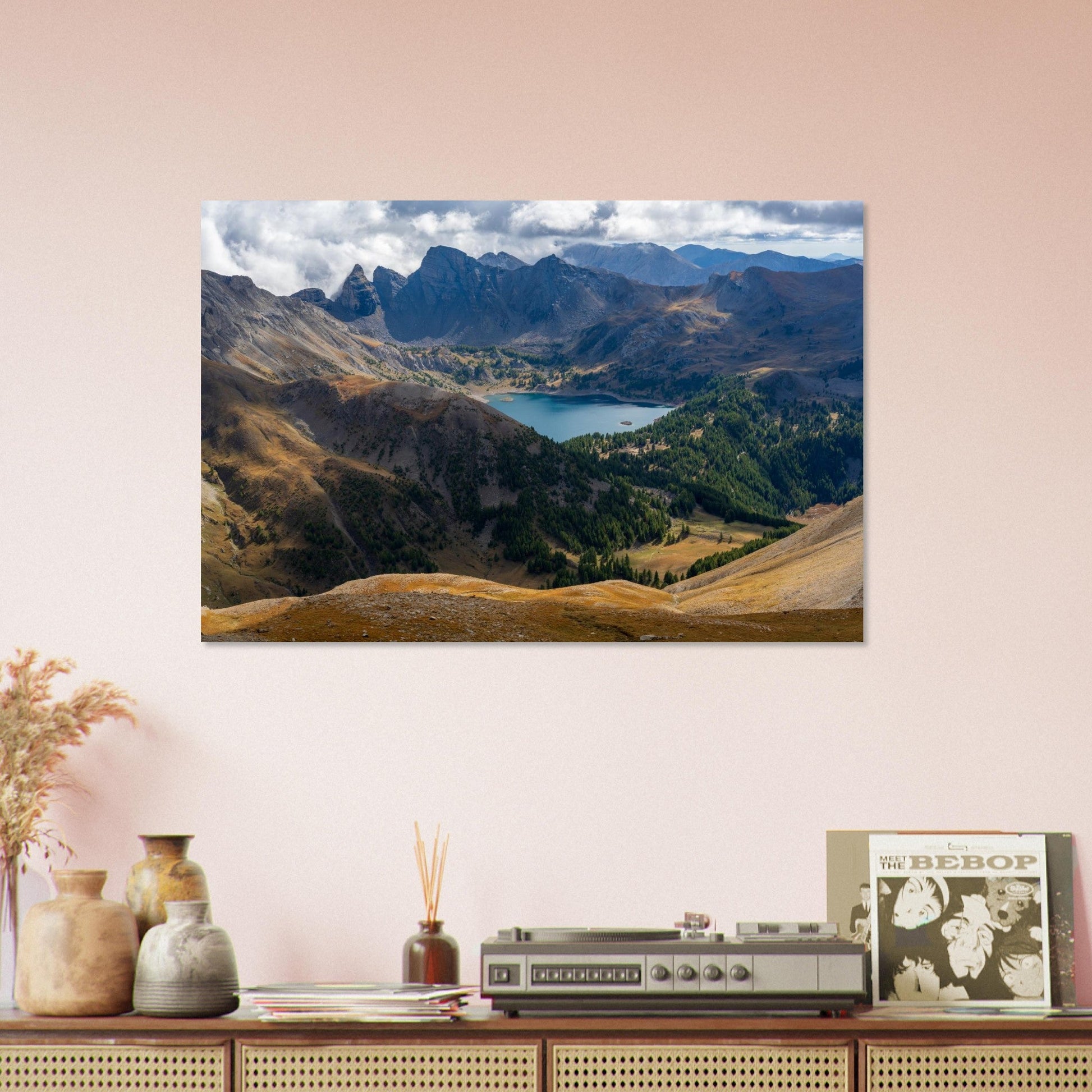 Tableau photo du lac d’Allos face aux Tours du Lac dans le Mercantour sur aluminium Dibond mat, accroché sur un mur clair