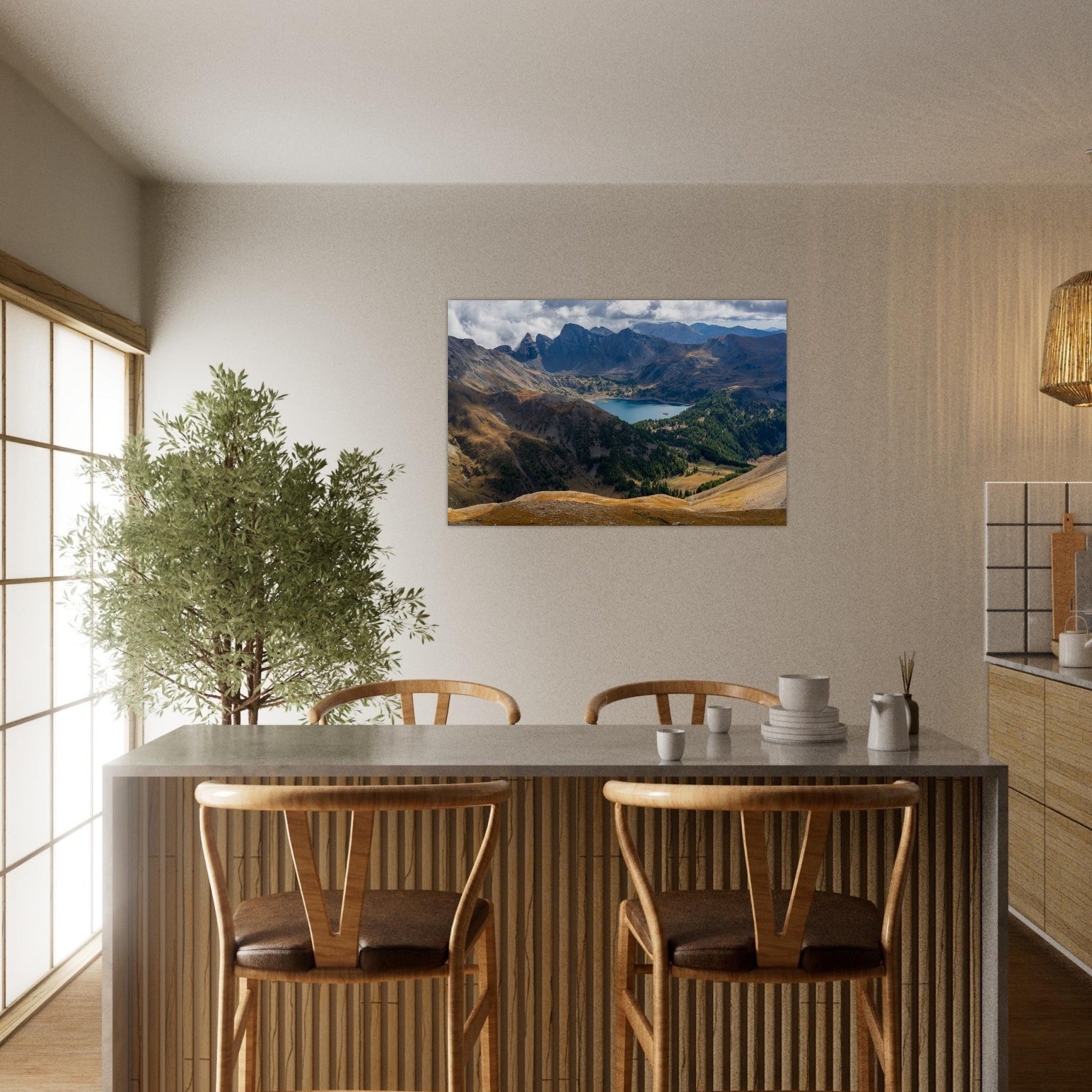 Tableau photo du lac d’Allos face aux Tours du Lac dans le Mercantour sur aluminium Dibond mat, présenté dans un intérieur