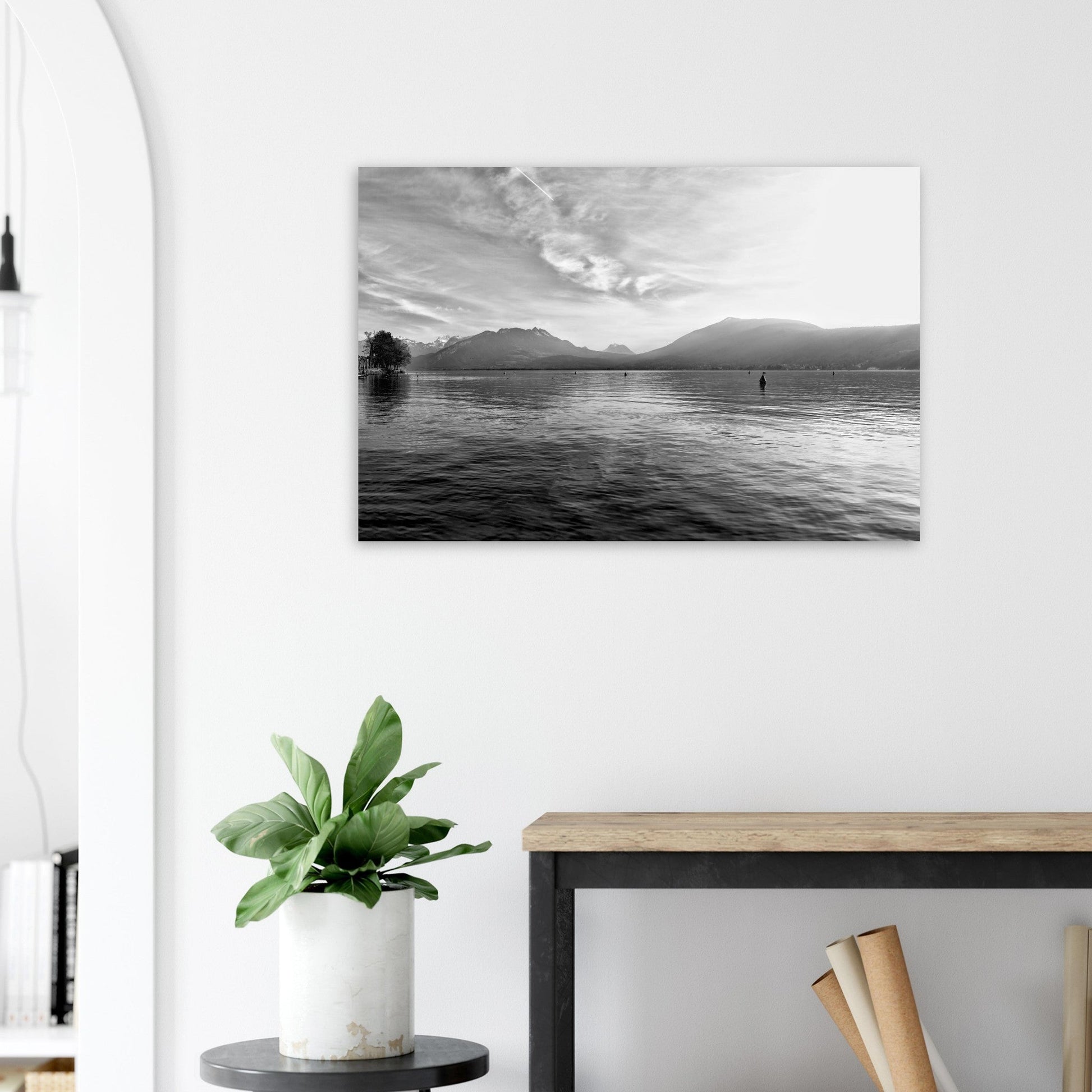 Tableau photo du lac d’Annecy face aux Alpes enneigées - noir et blanc sur aluminium Dibond mat, présenté dans un espace de vie