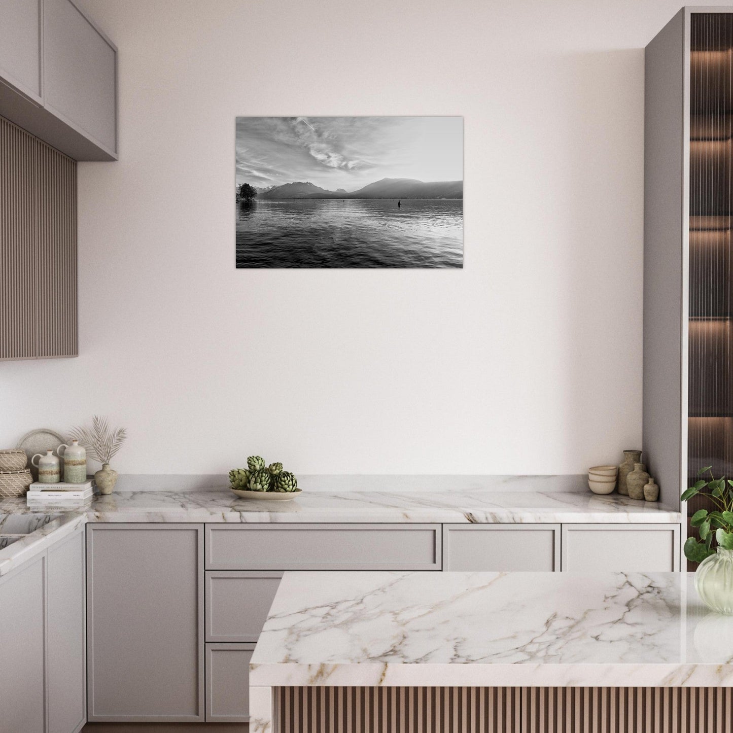 Tableau photo du lac d’Annecy face aux Alpes enneigées - noir et blanc sur aluminium Dibond mat, accroché sur un mur clair